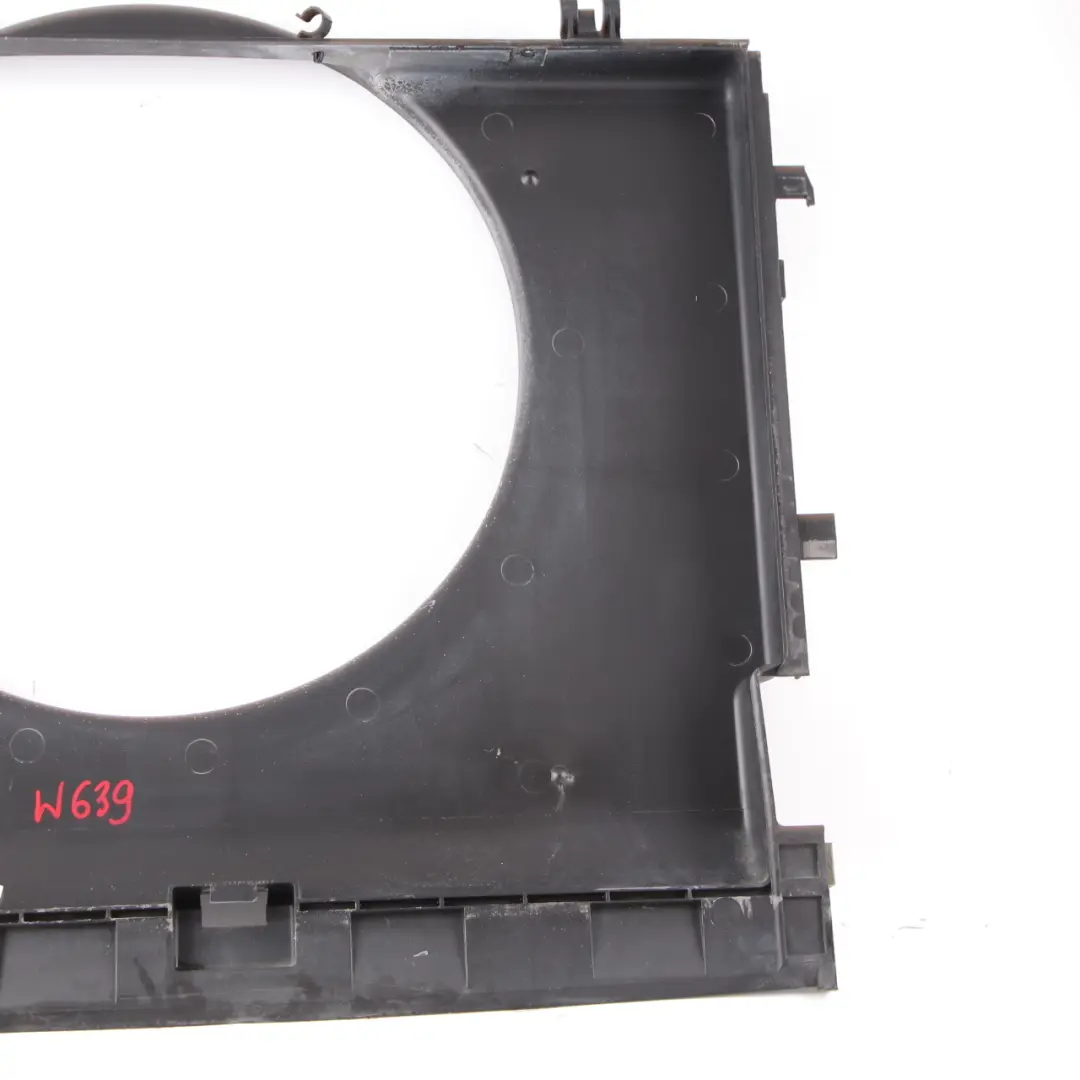 OM646 Refrigeración Ventilador Radiador Cubierta Marco para Mercedes Vito W639 con número de pieza A6395050055 Mercedes Vito W639 OM646 Refrigeración Ventilador Radiador Cubierta Marco - SKU A6395050055 - Número de pieza A6395050055