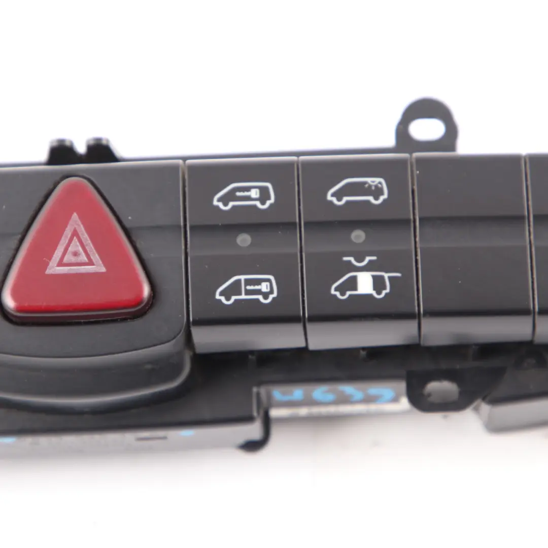 Pannello interruttore cruscotto Hazard Lock ASR Button per Mercedes W639 con numero di parte A6395454507 Mercedes W639 Pannello interruttore cruscotto Hazard Lock ASR Button - SKU A6395454507 - Numero di parte A6395454507