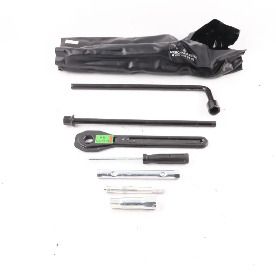 Werkzeugkoffer Reparatur Schraubenschlüssel Haken A6395800103 für Mercedes W639 mit Teilenummer A6395800199 Mercedes W639 Werkzeugkoffer Reparatur Schraubenschlüssel Haken A6395800103 - SKU A6395800199 - Teilenummer A6395800199