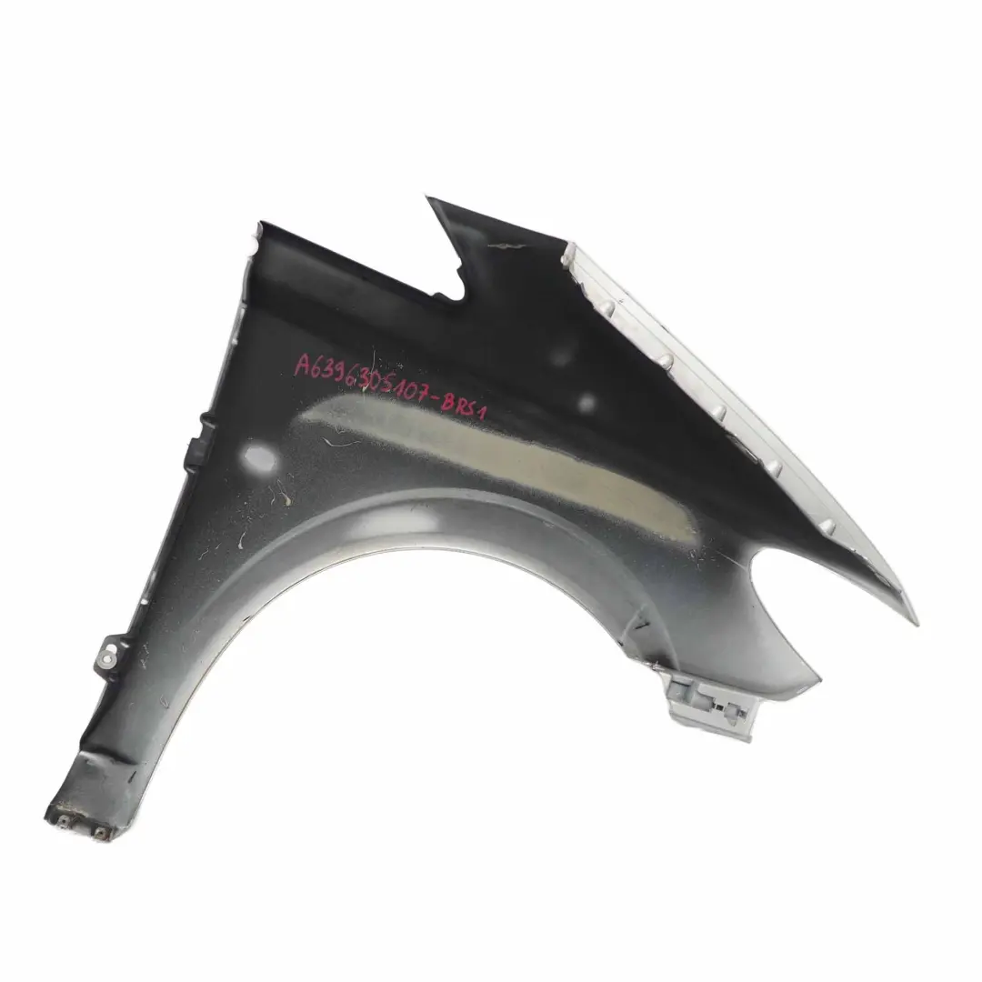 Kotflügelverkleidung vorne links Brillant Silber 9744 für Mercedes W639 mit Teilenummer A6396305107 Mercedes W639 Kotflügelverkleidung vorne links Brillant Silber 9744 - SKU A6396305107-BRS1 - Teilenummer A6396305107