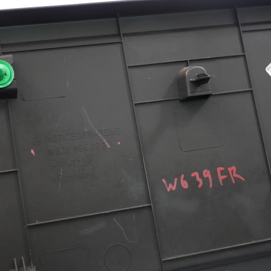 Osłona Obudowa Skrzyni Fotela Prawego do Mercedes W639 o numerze A6396640725 Mercedes W639 Osłona Obudowa Skrzyni Fotela Prawego - SKU A6396640725 - Numer Części A6396640725