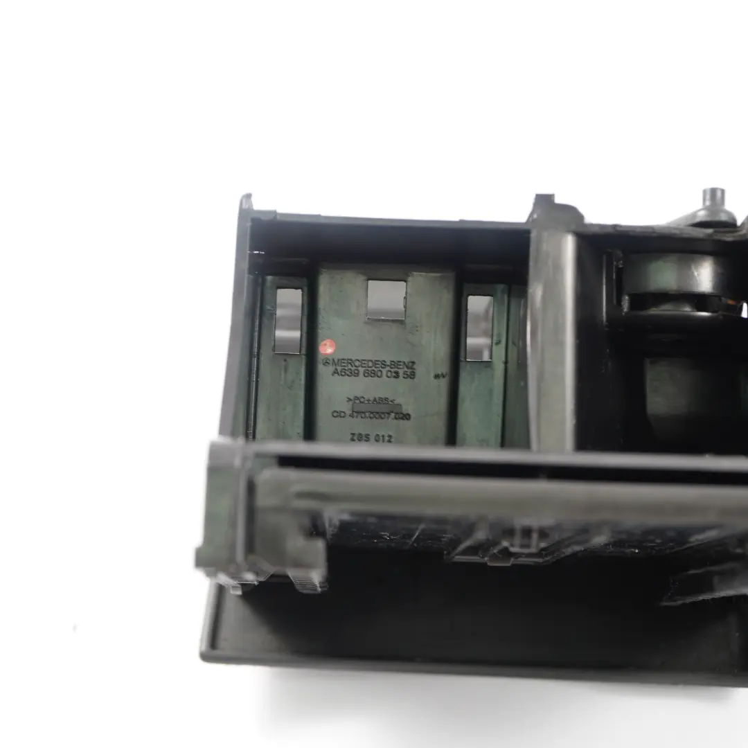 Becherhalter Aschenbecher Steckdosenabdeckung für Mercedes W639 Viano mit Teilenummer A6396800358 Mercedes W639 Viano Becherhalter Aschenbecher Steckdosenabdeckung - SKU A6396800358 - Teilenummer A6396800358