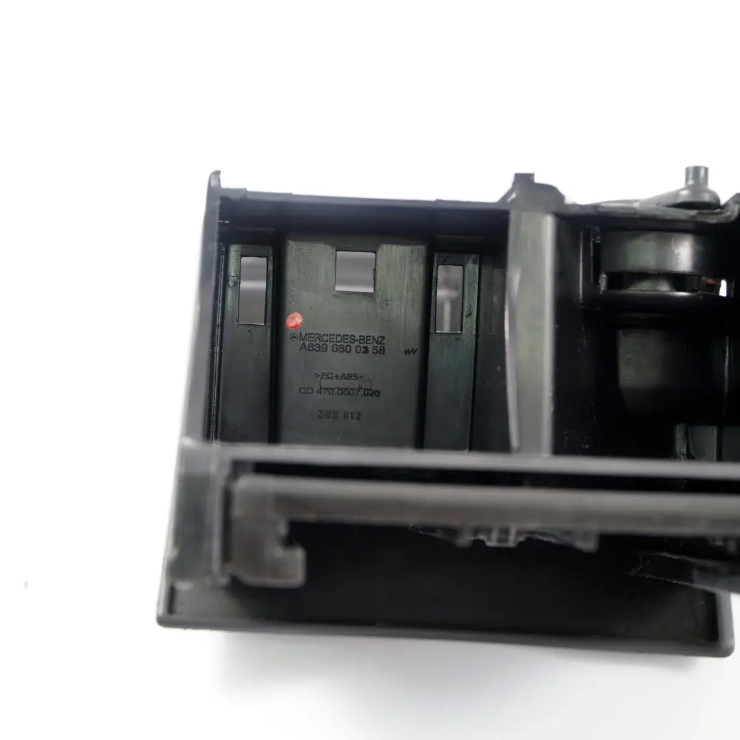 Becherhalter Aschenbecher Steckdosenabdeckung für Mercedes W639 Viano mit Teilenummer A6396800358 Mercedes W639 Viano Becherhalter Aschenbecher Steckdosenabdeckung - SKU A6396800358 - Teilenummer A6396800358