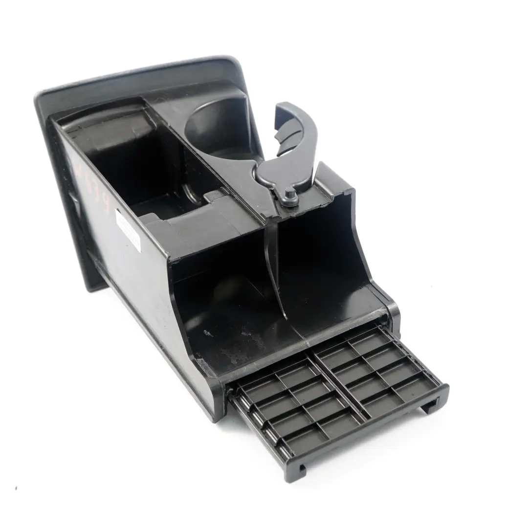 Becherhalter Aschenbecher Steckdosenabdeckung für Mercedes W639 Viano mit Teilenummer A6396800358 Mercedes W639 Viano Becherhalter Aschenbecher Steckdosenabdeckung - SKU A6396800358 - Teilenummer A6396800358