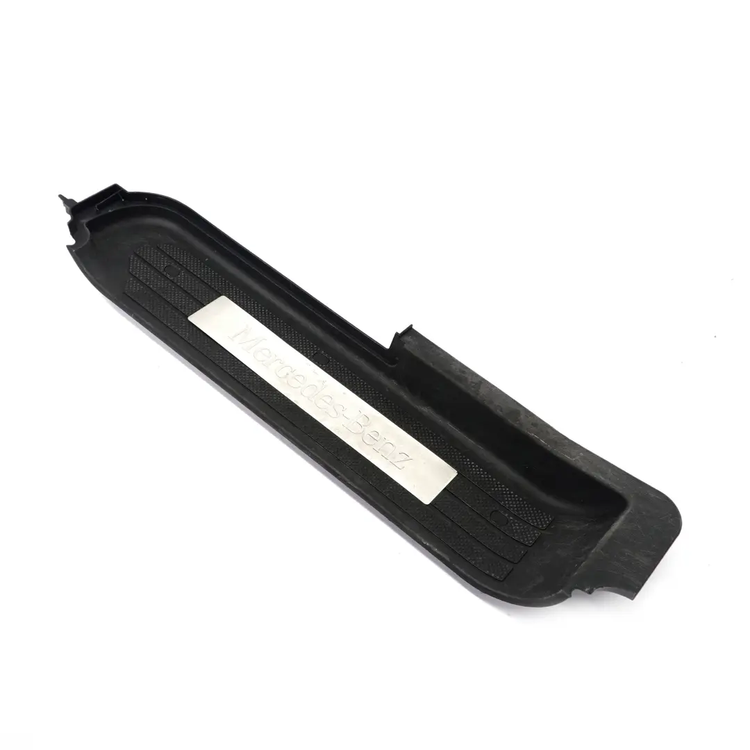 Trittbrett vorne rechts Tür Eingang Abdeckung Trim Panel für Mercedes Vito W639 mit Teilenummer A6396861010 Mercedes Vito W639 Trittbrett vorne rechts Tür Eingang Abdeckung Trim Panel - SKU A6396861010 - Teilenummer A6396861010