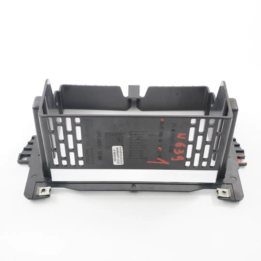 Ramka Radia Nawigacji do Mercedes W639 o numerze A6396891031 Mercedes W639 Ramka Radia Nawigacji - SKU A6396891031-1 - Numer Części A6396891031