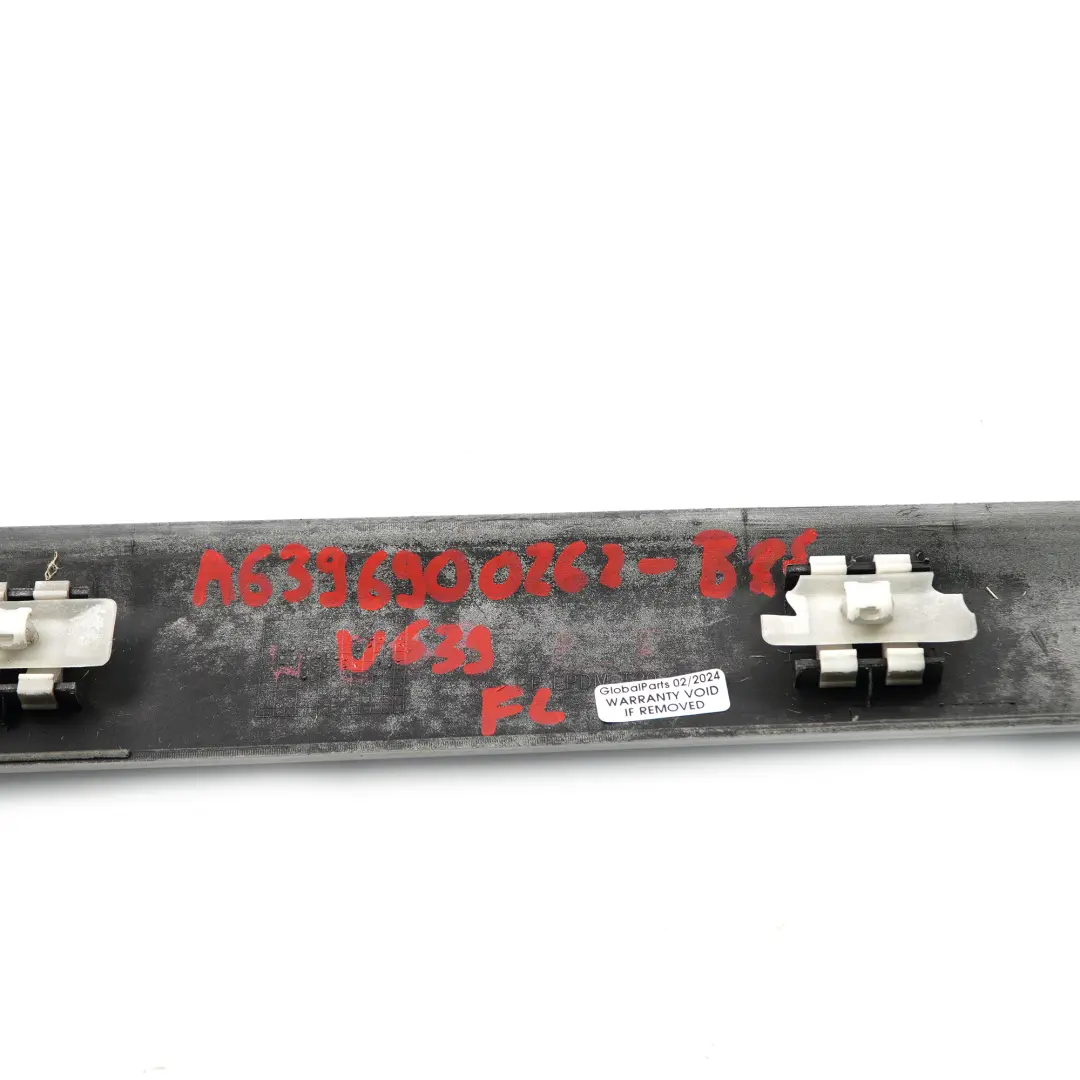 Rivestimento striscia porta anteriore sinistra Argento brillante per Mercedes W639 con numero di parte A6396900262 Mercedes W639 Rivestimento striscia porta anteriore sinistra Argento brillante - SKU A6396900262-BRS1 - Numero di parte A6396900262