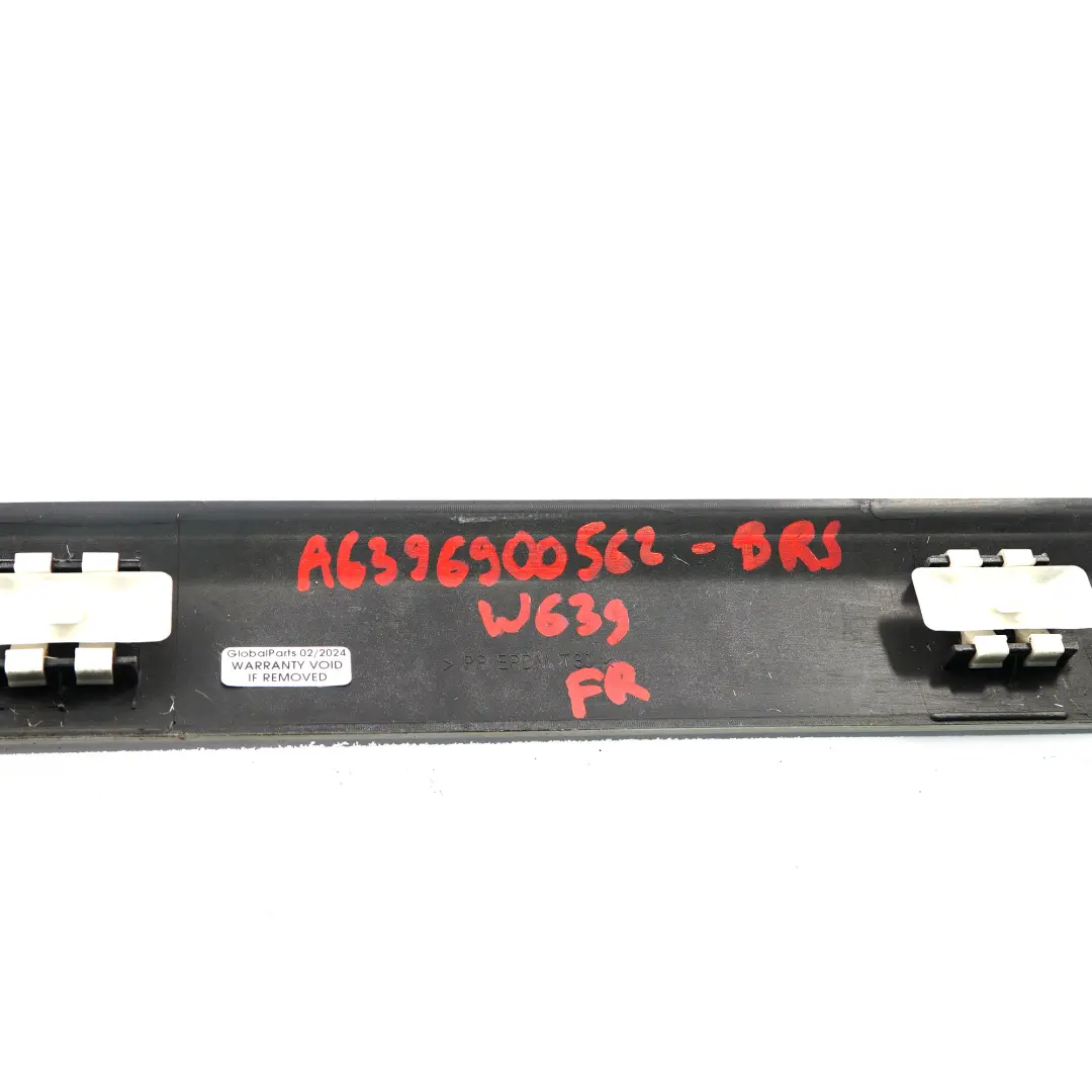 Rivestimento striscia porta anteriore destra Argento brillante per Mercedes W639 con numero di parte A6396900562 Mercedes W639 Rivestimento striscia porta anteriore destra Argento brillante - SKU A6396900562-BRS - Numero di parte A6396900562