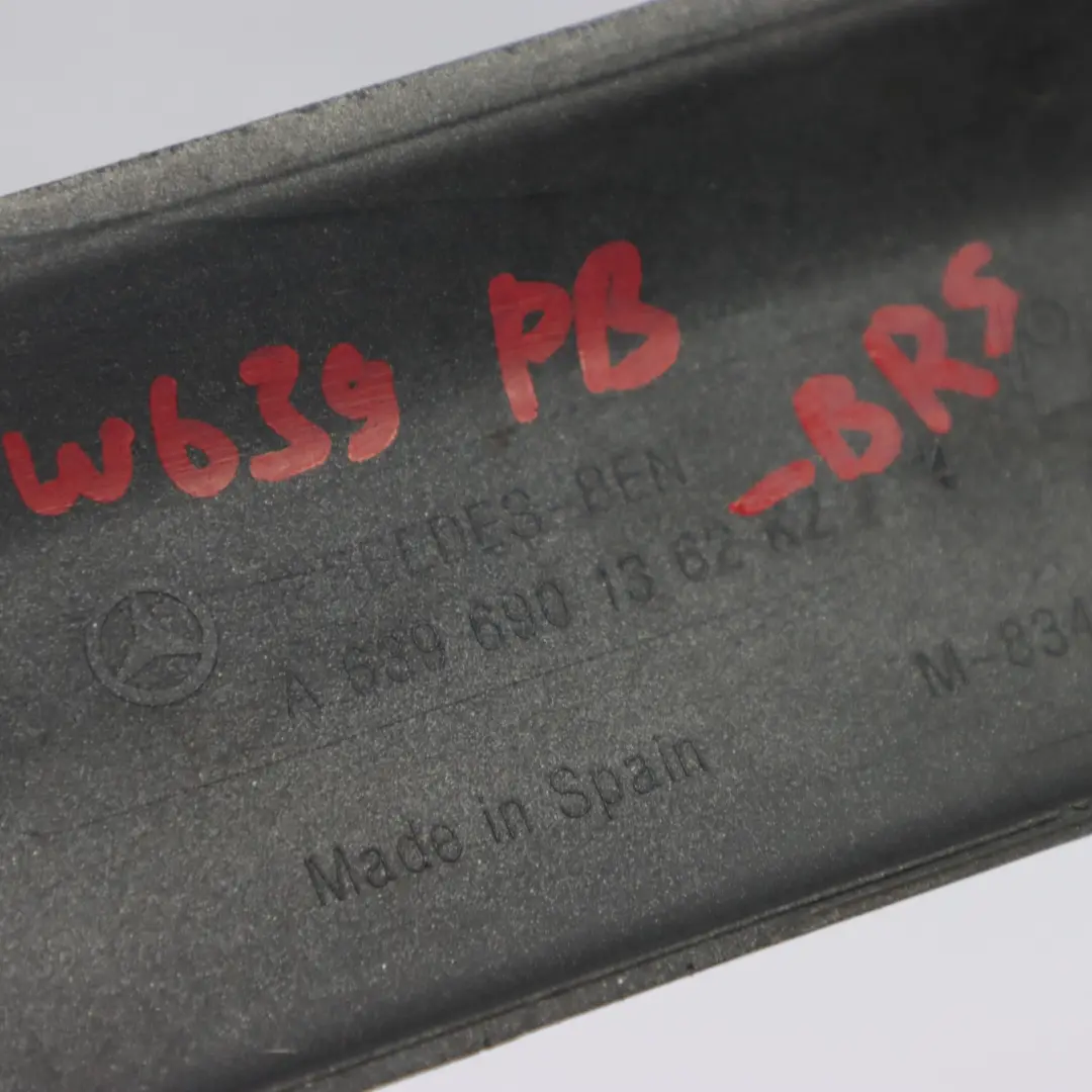 Puerta Corredera Derecha Tira Moldura Negro Obsidiana para Mercedes W639 con número de pieza A6396901362 Mercedes W639 Puerta Corredera Derecha Tira Moldura Negro Obsidiana - SKU A6396901362-BRS - Número de pieza A6396901362