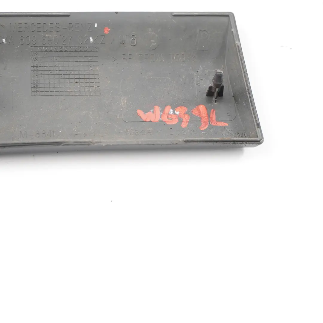 Zierleiste hinten links Formteil Bodenplatte für Mercedes Vito W639 mit Teilenummer A6396902762 Mercedes Vito W639 Zierleiste hinten links Formteil Bodenplatte - SKU A6396902762 - Teilenummer A6396902762