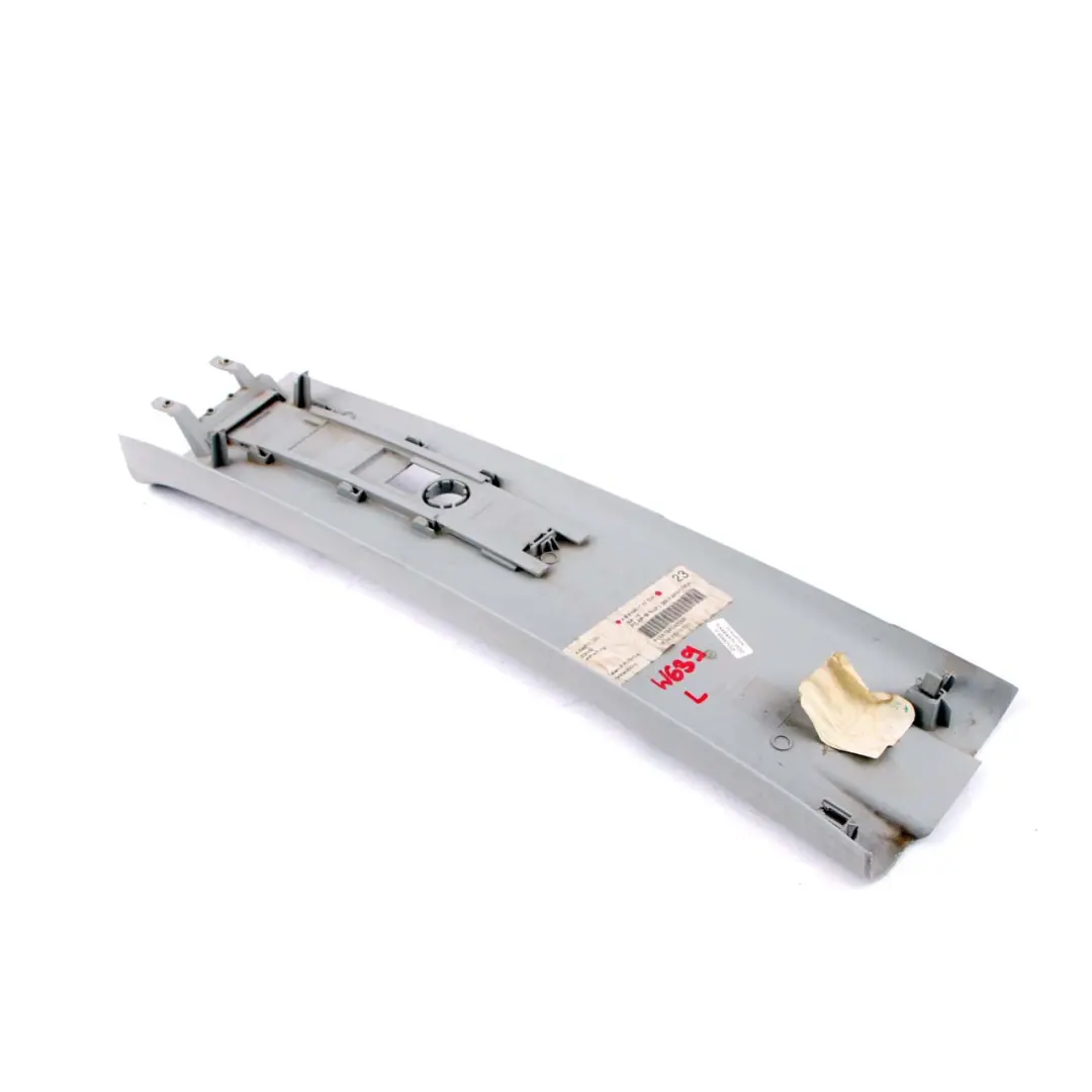 Habillage Intérieur Pilier B Gauche Top Gris pour Mercedes Vito W639 à propos du numéro de pièce A6396906853 Mercedes Vito W639 Habillage Intérieur Pilier B Gauche Top Gris - SKU A6396906853 - Numéro de pièce A6396906853