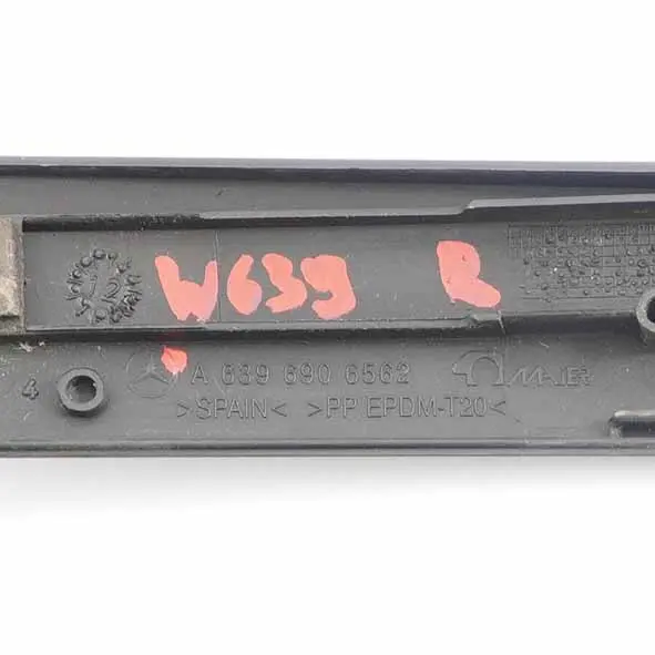 Barre de Toit Guide Avant Droite pour Mercedes W639 à propos du numéro de pièce A6396906562 Mercedes W639 Barre de Toit Guide Avant Droite - SKU A6396906562 - Numéro de pièce A6396906562