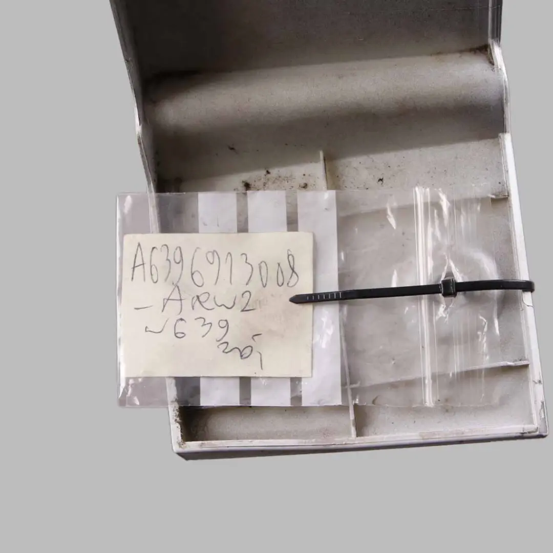 Osłona Prowadnicy Drzwi Tylna Lewa Biała Arktyczna do Mercedes Vito W639 o numerze A6396913008 Mercedes Vito W639 Osłona Prowadnicy Drzwi Tylna Lewa Biała Arktyczna - SKU A6396913008-ARW2 - Numer Części A6396913008