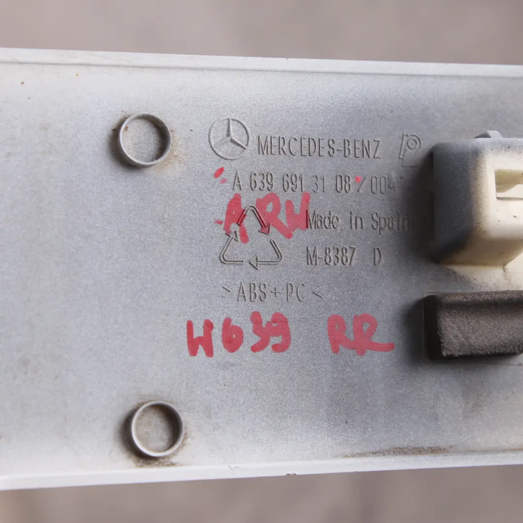 Seitengitterabdeckung hinten rechts Schiebetürverkleidung für Mercedes Vito W639 mit Teilenummer A6396913108 Mercedes Vito W639 Seitengitterabdeckung hinten rechts Schiebetürverkleidung - SKU A6396913108-ARW - Teilenummer A6396913108