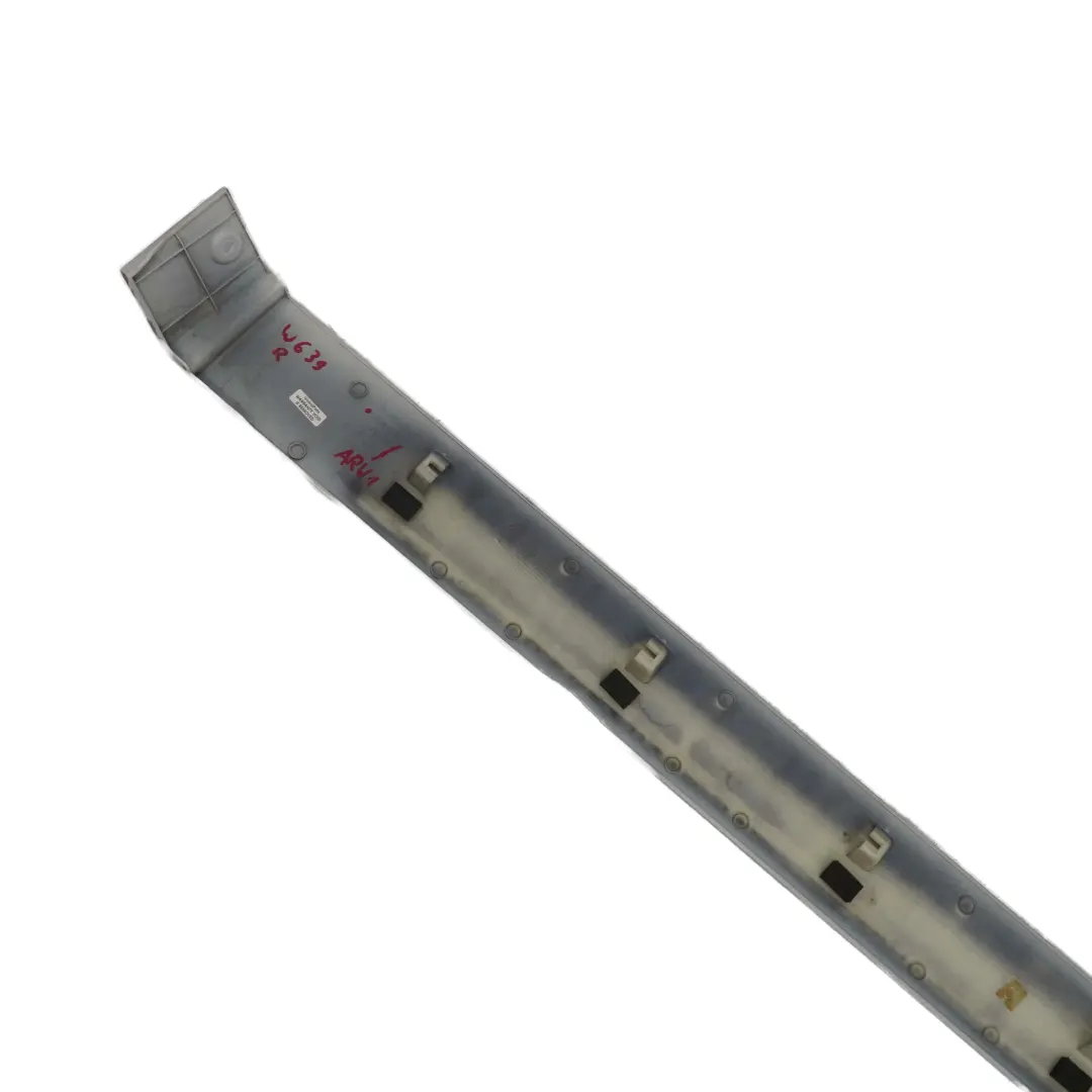 Habillage de rail arriere droit panneau central de porte pour Mercedes Vito W639 à propos du numéro de pièce A6396913308 Mercedes Vito W639 Habillage de rail arriere droit panneau central de porte - SKU A6396913308-ARW1 - Numéro de pièce A6396913308