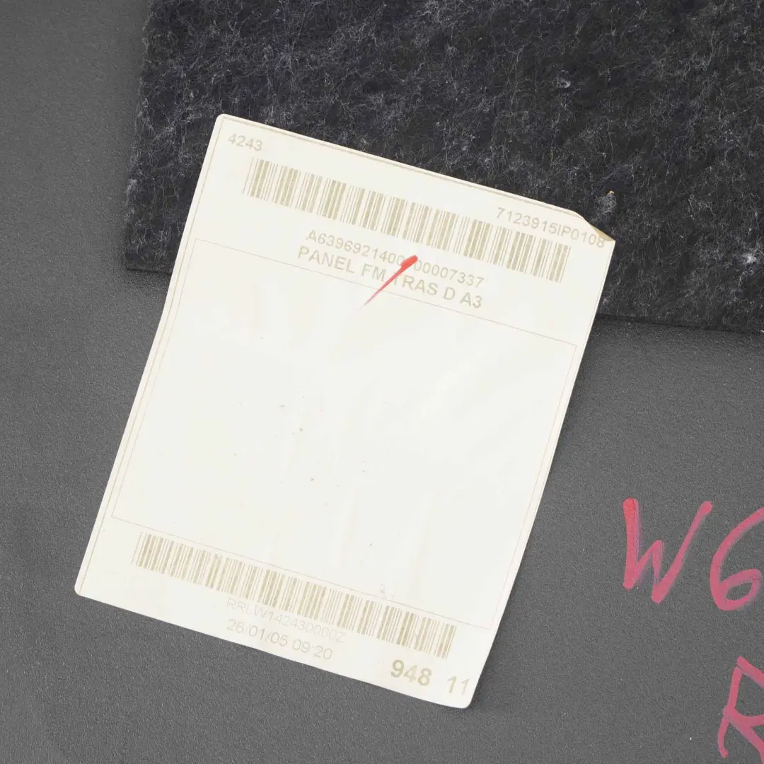 Tapa del Panel Trasero Derecho Interior Gris para Mercedes Vito W639 con número de pieza A6396921400 Mercedes Vito W639 Tapa del Panel Trasero Derecho Interior Gris - SKU A6396921400 - Número de pieza A6396921400