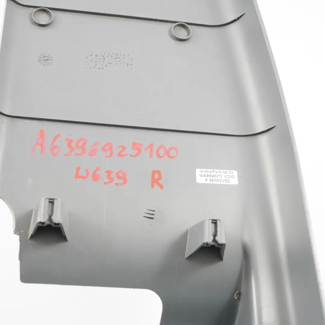 Tapiceria Interior Mercedes Vito W639 Tapa Inferior Derecha Gris para con número de pieza A6396925100 Tapiceria Interior Mercedes Vito W639 Tapa Inferior Derecha Gris - SKU A6396925100 - Número de pieza A6396925100