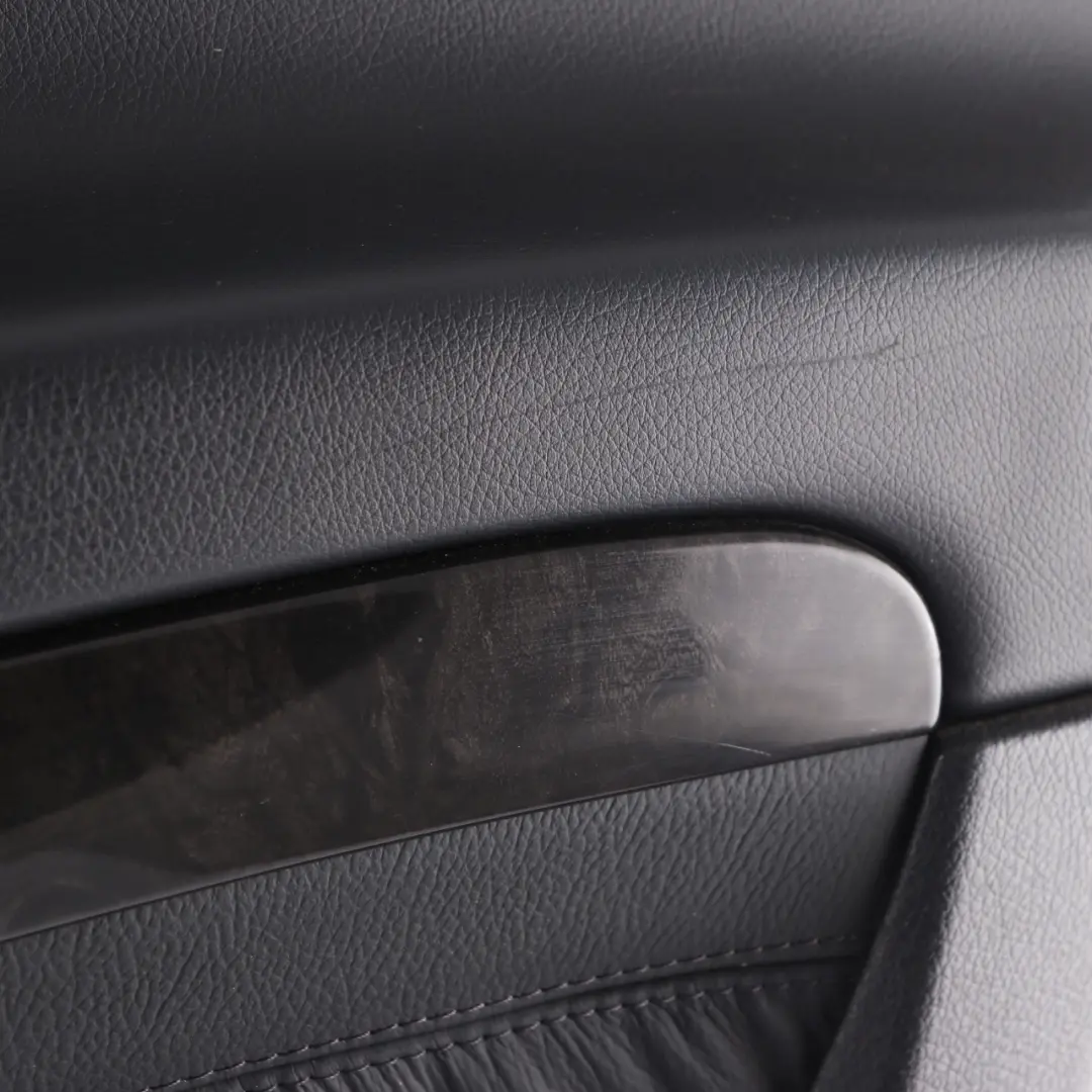 Carte de Porte Avant Droite Habillage de Panneau Cuir Noir pour Mercedes Vito W639 à propos du numéro de pièce A6397271371 Mercedes Vito W639 Carte de Porte Avant Droite Habillage de Panneau Cuir Noir - SKU A6397271371 - Numéro de pièce A6397271371