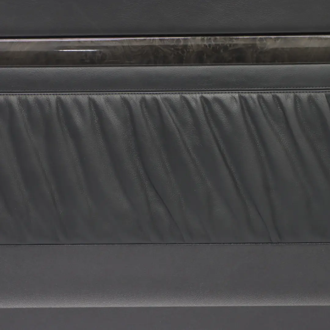 Scheda Porta Posteriore Destra Rivestimento Pelle Nera per Mercedes Vito W639 con numero di parte A6397372471 Mercedes Vito W639 Scheda Porta Posteriore Destra Rivestimento Pelle Nera - SKU A6397372471 - Numero di parte A6397372471