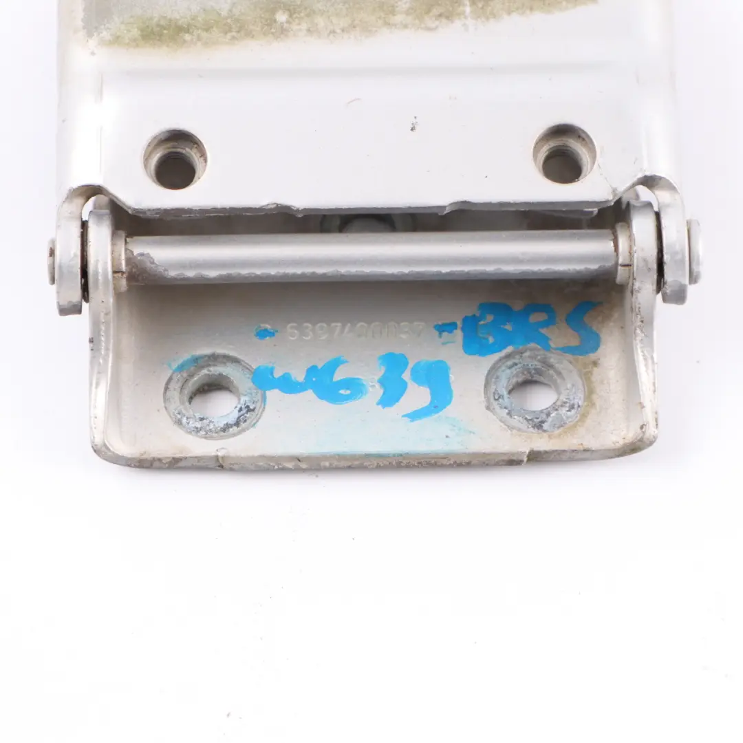 Cerniera Portellone Bagagliaio Brillantsilber per Mercedes Vito W639 con numero di parte A6397400037 Mercedes Vito W639 Cerniera Portellone Bagagliaio Brillantsilber - SKU A6397400037-BRS - Numero di parte A6397400037