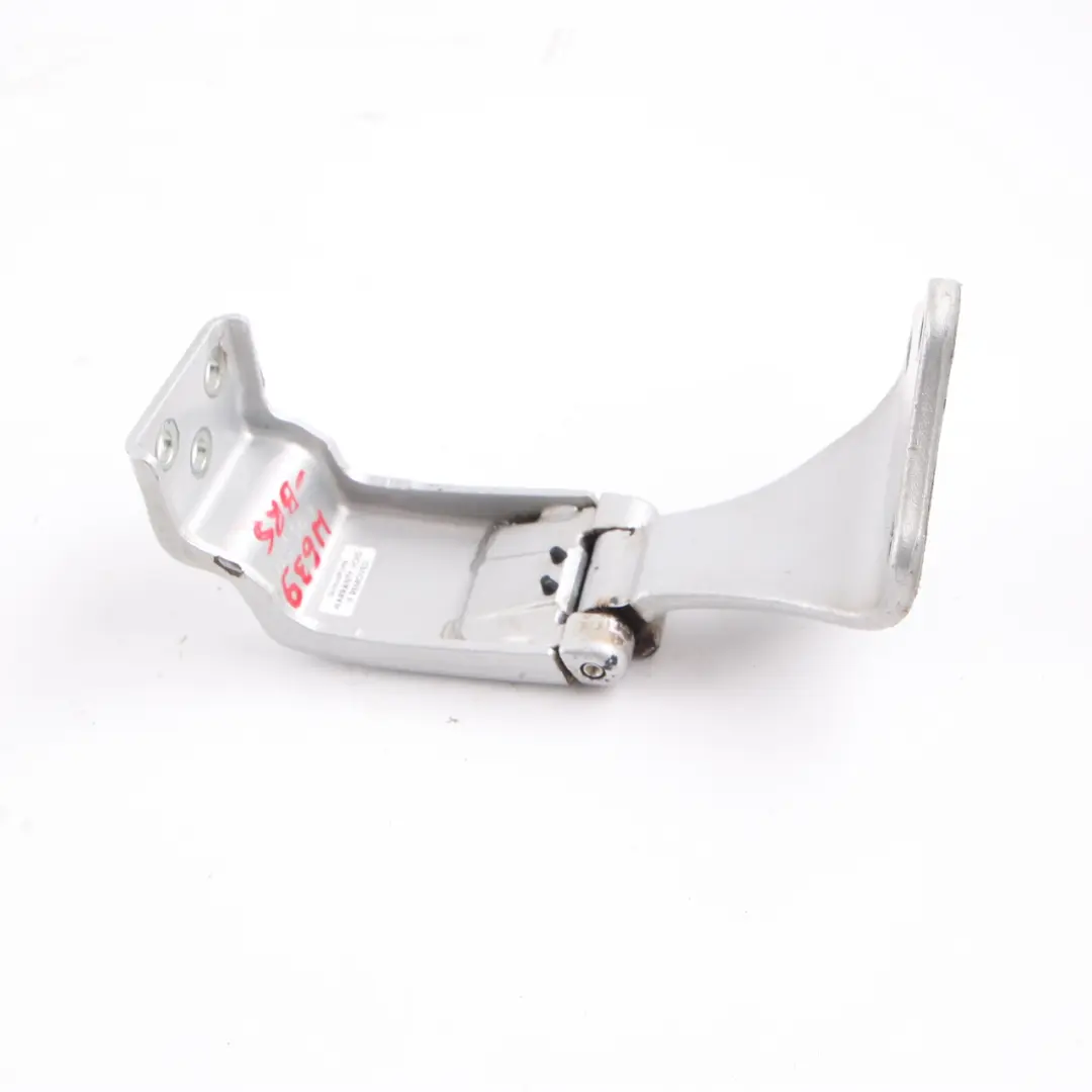 Cerniera Baule Inferiore Sinistra Argento Brillante - 9744 per Mercedes Vito W639 con numero di parte A6397401337 Mercedes Vito W639 Cerniera Baule Inferiore Sinistra Argento Brillante - 9744 - SKU A6397401337-BRS - Numero di parte A6397401337