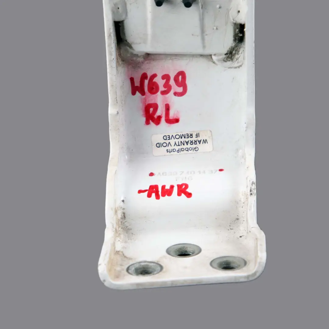 Cerniera Porta Destra Posteriore Baule Inferiore Bianco Artico per Mercedes W639 con numero di parte A6397401437 Mercedes W639 Cerniera Porta Destra Posteriore Baule Inferiore Bianco Artico - SKU A6397401437 - Numero di parte A6397401437