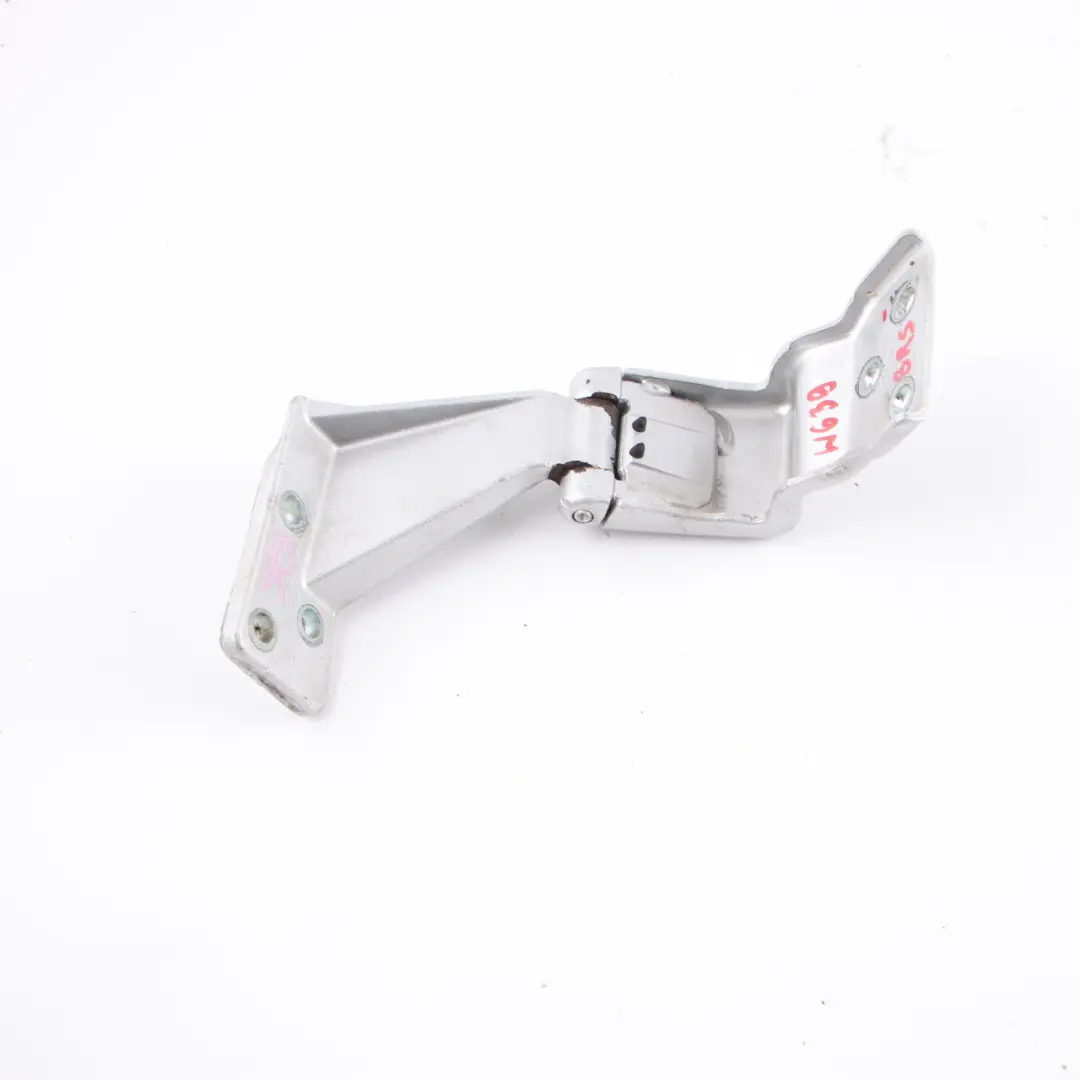 Zawias Drzwi Prawy Tył Bagażnika Brilliant Silver - 9744 do Mercedes Vito W639 o numerze A6397402037 Mercedes Vito W639 Zawias Drzwi Prawy Tył Bagażnika Brilliant Silver - 9744 - SKU A6397402037-BRS - Numer Części A6397402037