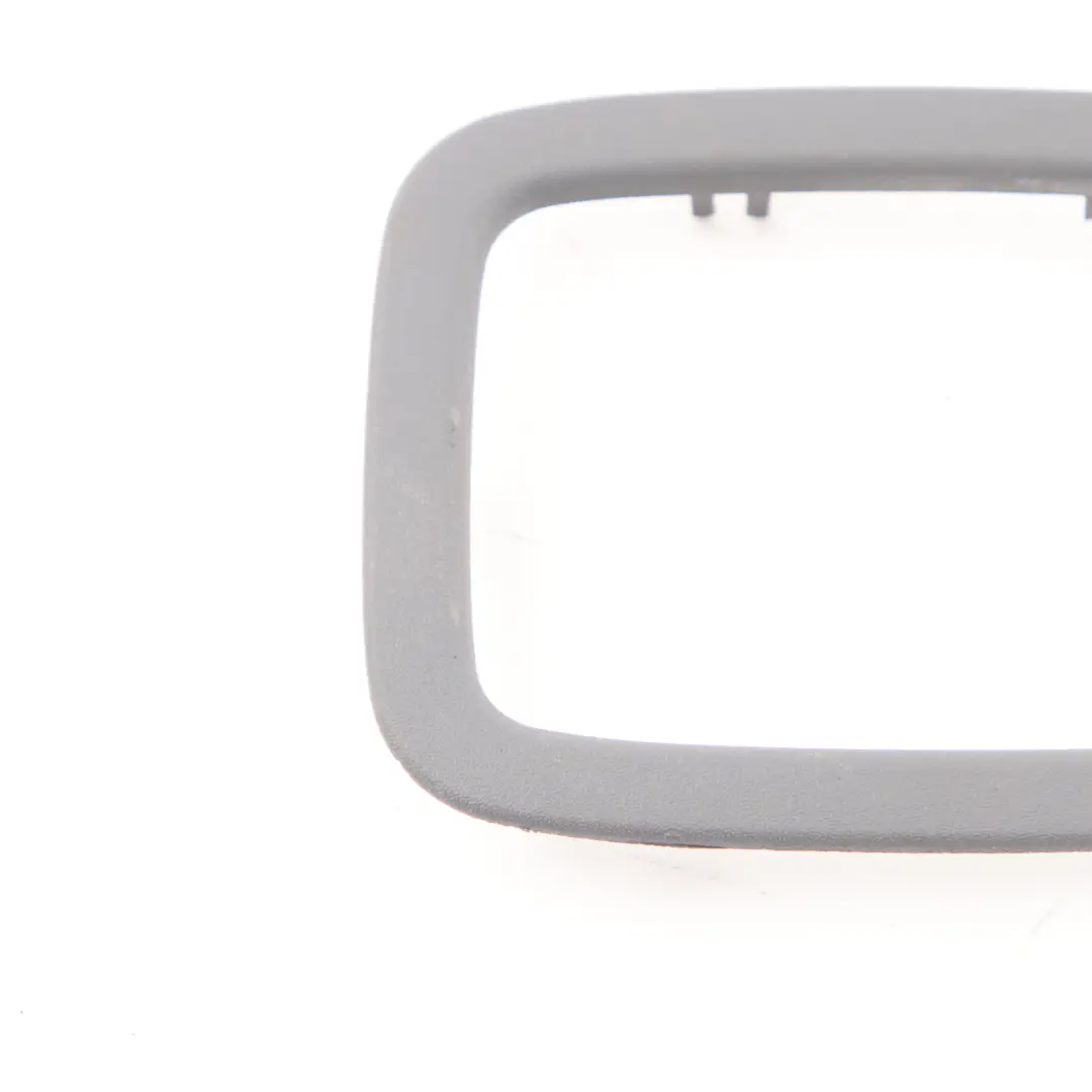 Mercedes W639 Poignée de hayon de coffre Cache garniture Cadre Gris - SKU A6397470087 - Numéro de pièce A6397470087