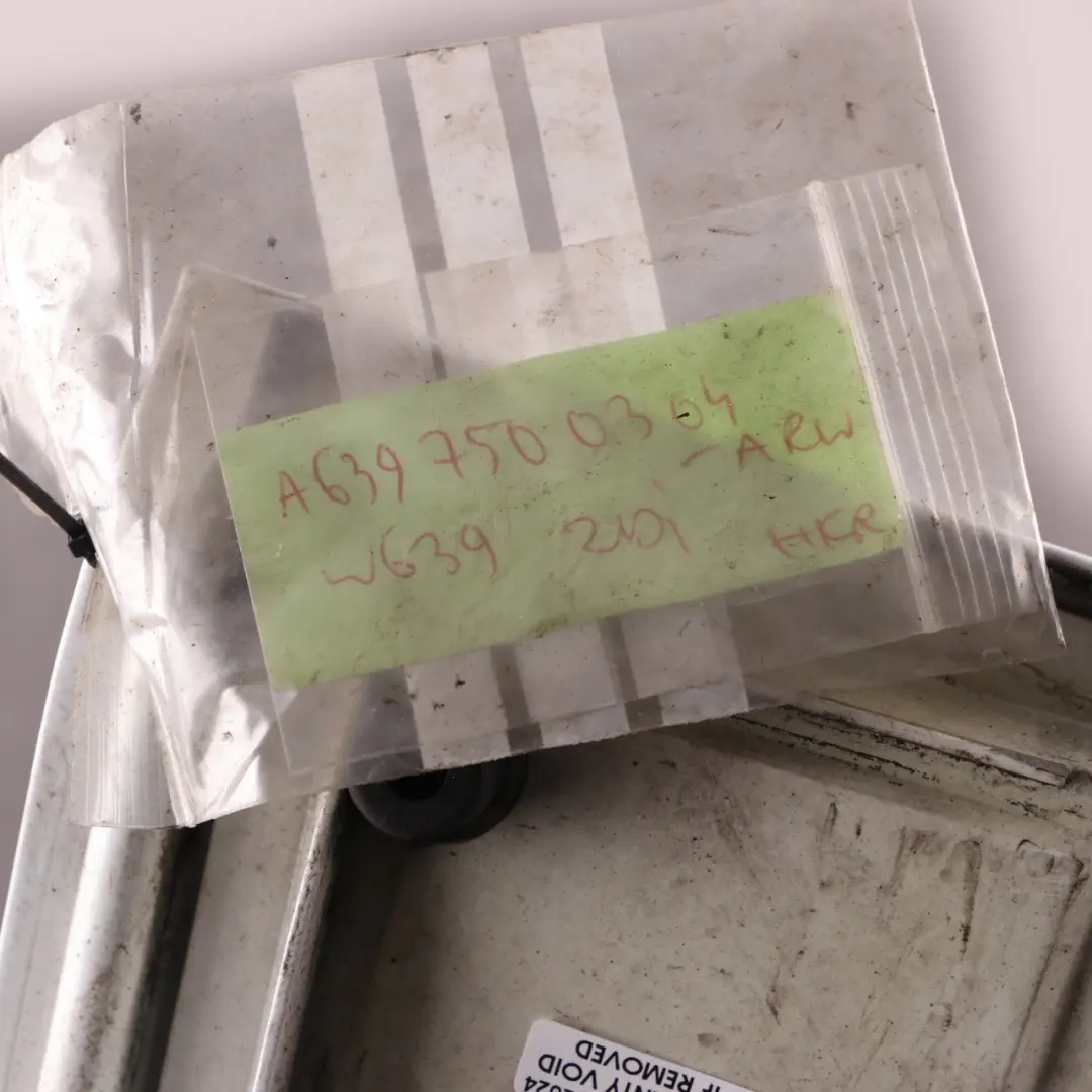 Kraftstofftankklappe Abdeckung Arktis Weiß 9147 für Mercedes Vito Viano W639 mit Teilenummer A6397500304 Mercedes Vito Viano W639 Kraftstofftankklappe Abdeckung Arktis Weiß 9147 - SKU A6397500304-ARW - Teilenummer A6397500304