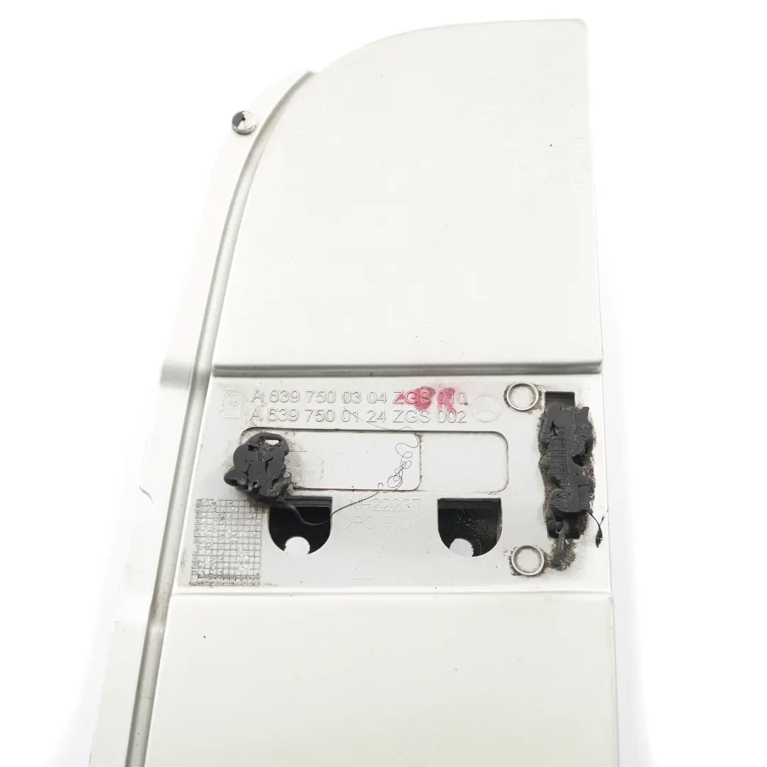 Coperchio sportello carburante Argento brillante 9744 per Mercedes Vito W639 con numero di parte A6397540034 Mercedes Vito W639 Coperchio sportello carburante Argento brillante 9744 - SKU A6397500304-BRS3 - Numero di parte A6397540034