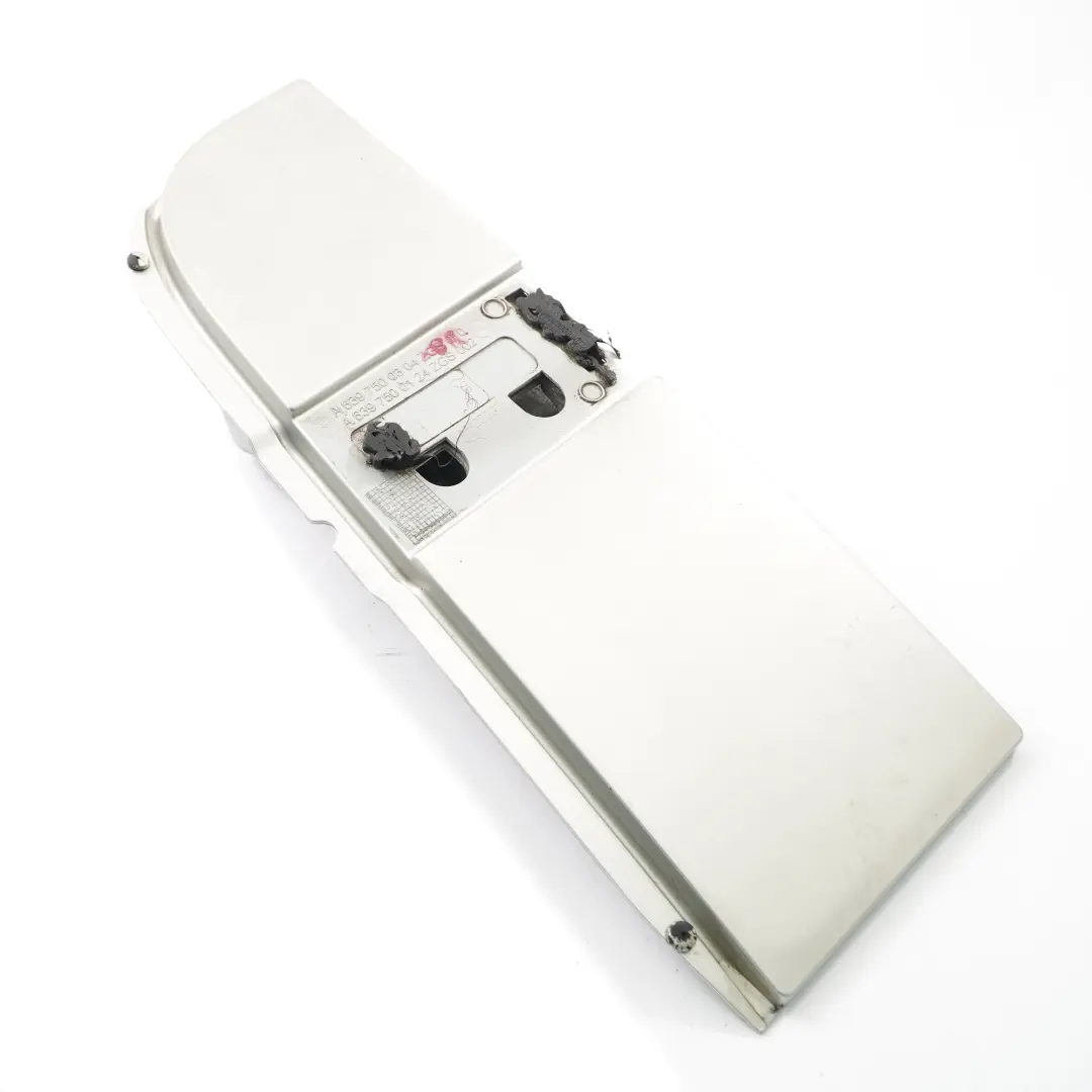 Tapón la tapa del depósito combustible Brilliant Silver 9744 para Mercedes Vito W639 con número de pieza A6397540034 Mercedes Vito W639 Tapón la tapa del depósito combustible Brilliant Silver 9744 - SKU A6397500304-BRS3 - Número de pieza A6397540034