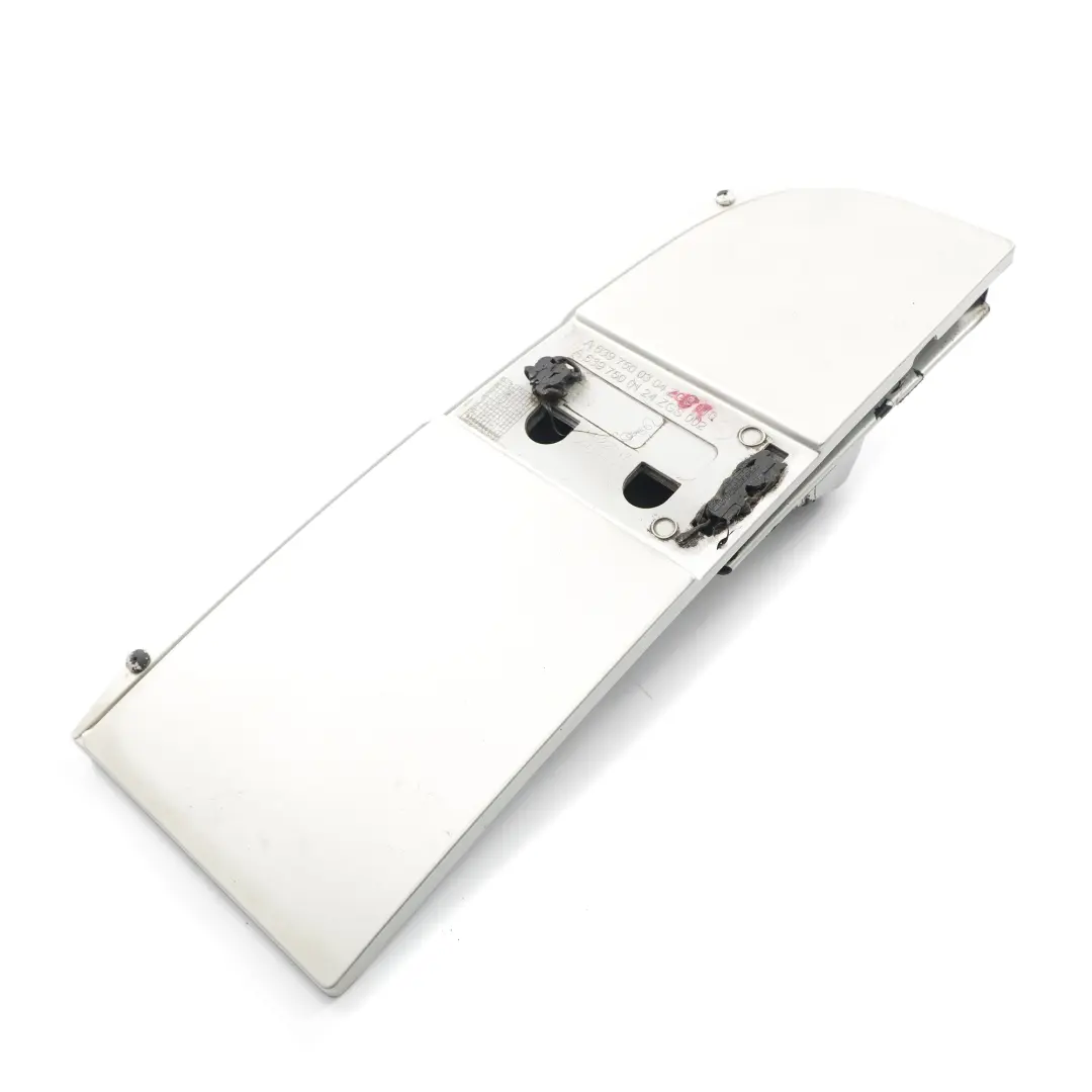 Tapón la tapa del depósito combustible Brilliant Silver 9744 para Mercedes Vito W639 con número de pieza A6397540034 Mercedes Vito W639 Tapón la tapa del depósito combustible Brilliant Silver 9744 - SKU A6397500304-BRS3 - Número de pieza A6397540034