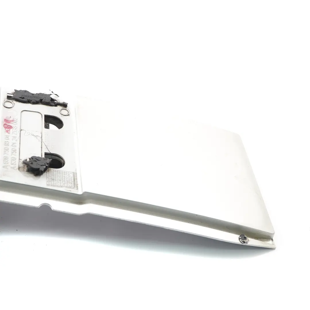 Couvercle trappe à carburant A639750304 Brilliant Silver 9744 pour Mercedes Vito W639 à propos du numéro de pièce A6397540034 Mercedes Vito W639 Couvercle trappe à carburant A639750304 Brilliant Silver 9744 - SKU A6397500304-BRS3 - Numéro de pièce A6397540034