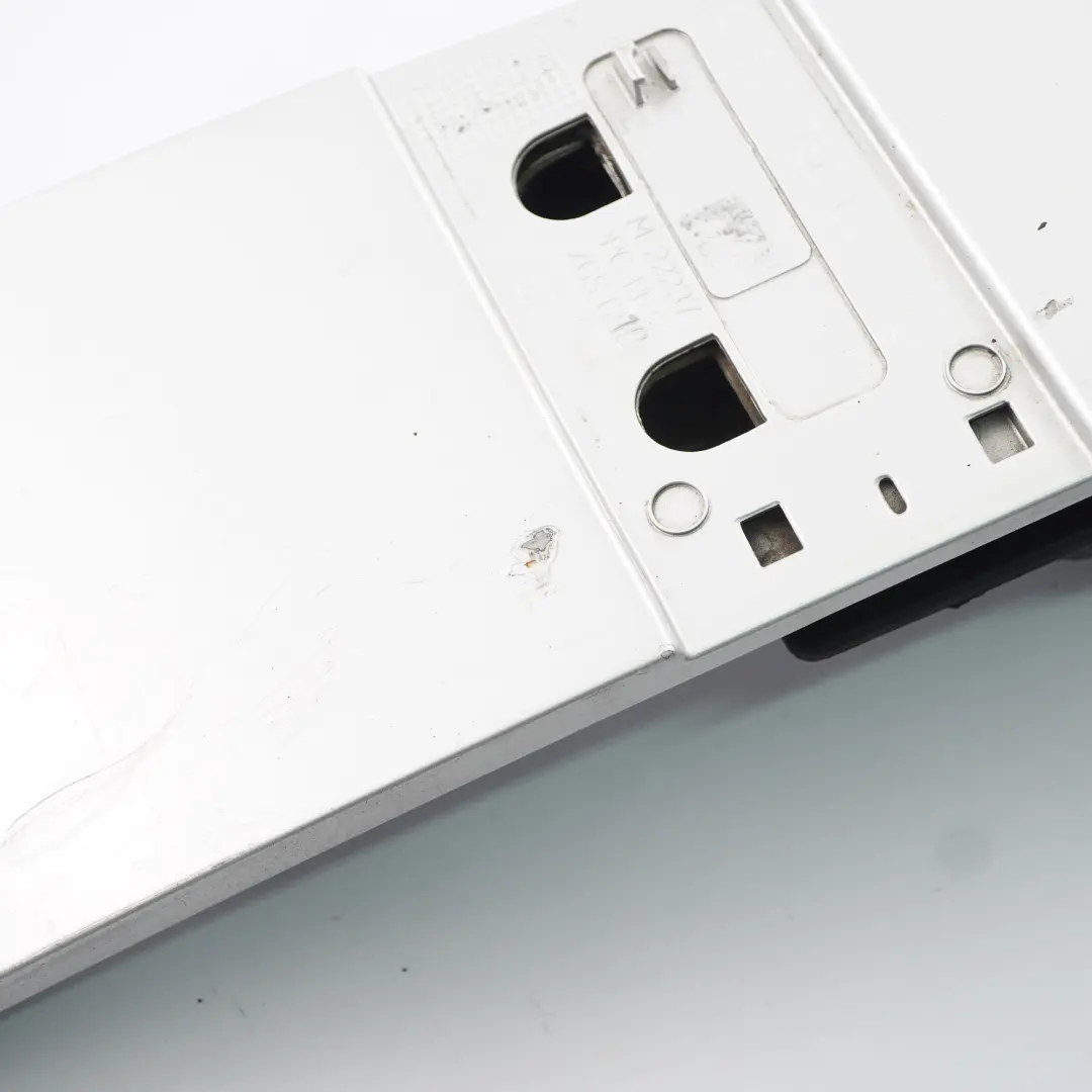 Klapka Wlewu Paliwa Brilliant Silver Srebrny Metalik - 9744 do Mercedes W639 o numerze A6397500304 Mercedes W639 Klapka Wlewu Paliwa Brilliant Silver Srebrny Metalik - 9744 - SKU A6397500304-BRS - Numer Części A6397500304