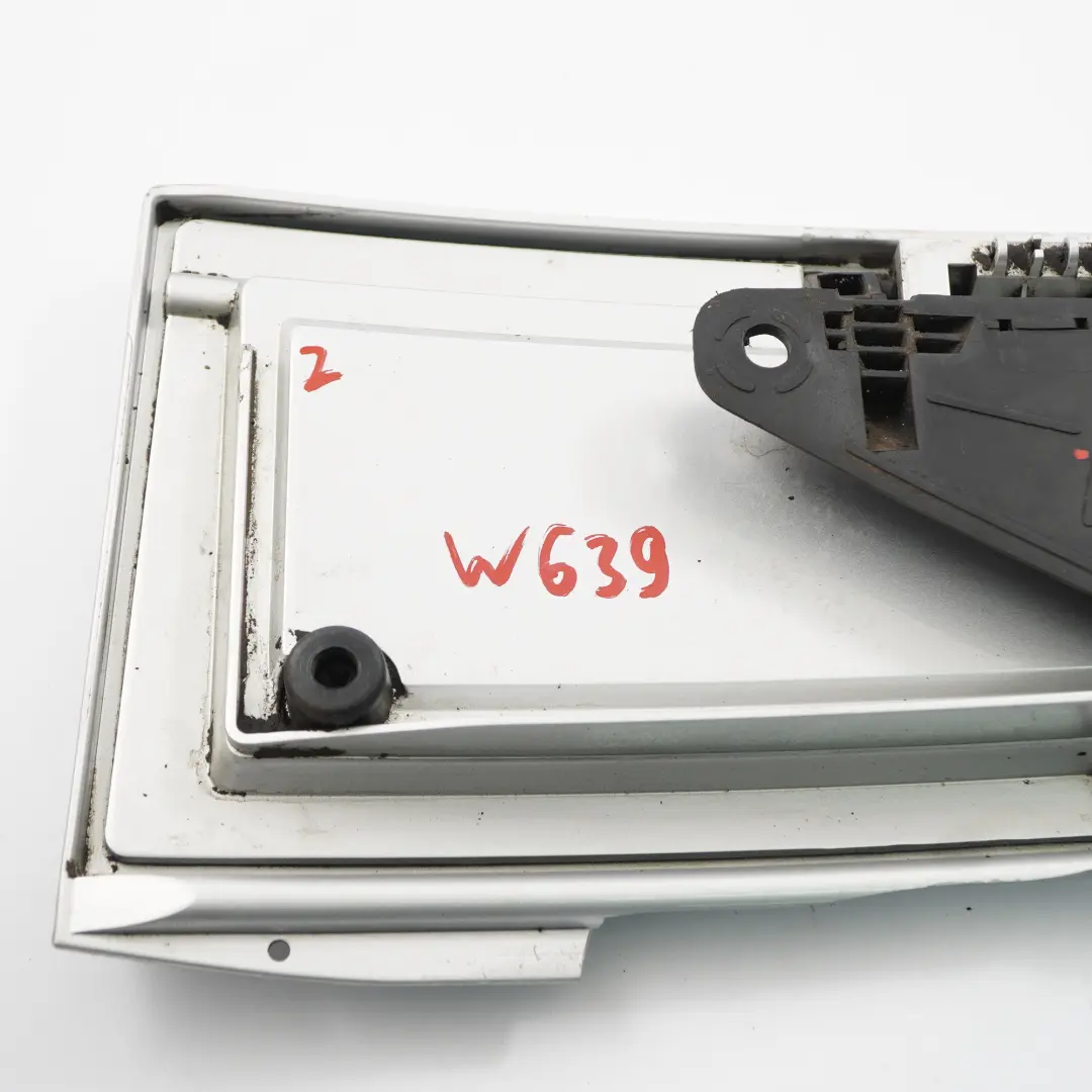 Klapka Wlewu Paliwa Brilliant Silver Srebrny Metalik - 9744 do Mercedes W639 o numerze A6397500304 Mercedes W639 Klapka Wlewu Paliwa Brilliant Silver Srebrny Metalik - 9744 - SKU A6397500304-BRS - Numer Części A6397500304