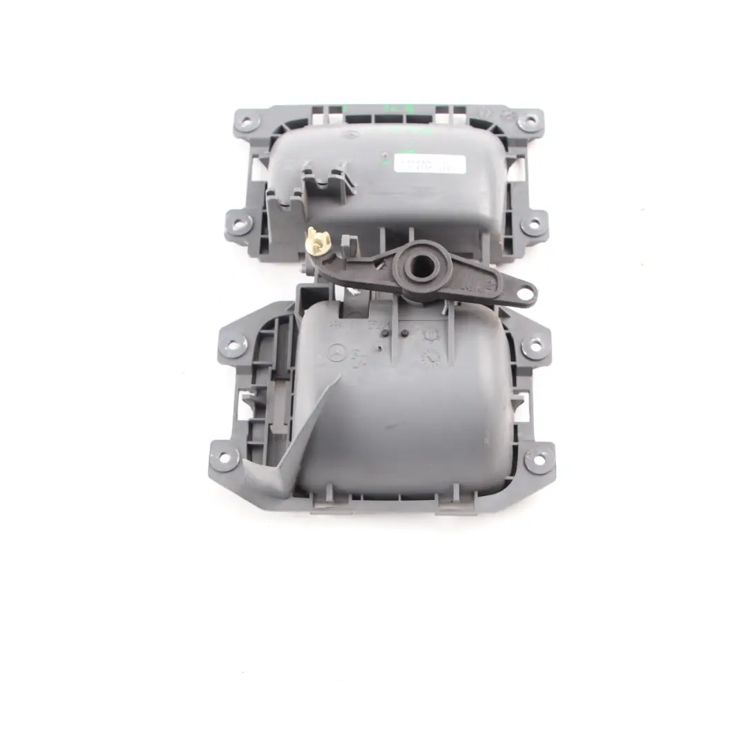 Heckklappe Kofferraumdeckel innen Haltegriff öffnen für Mercedes W639 mit Teilenummer A6397600061 Mercedes W639 Heckklappe Kofferraumdeckel innen Haltegriff öffnen - SKU A6397600061-1 - Teilenummer A6397600061