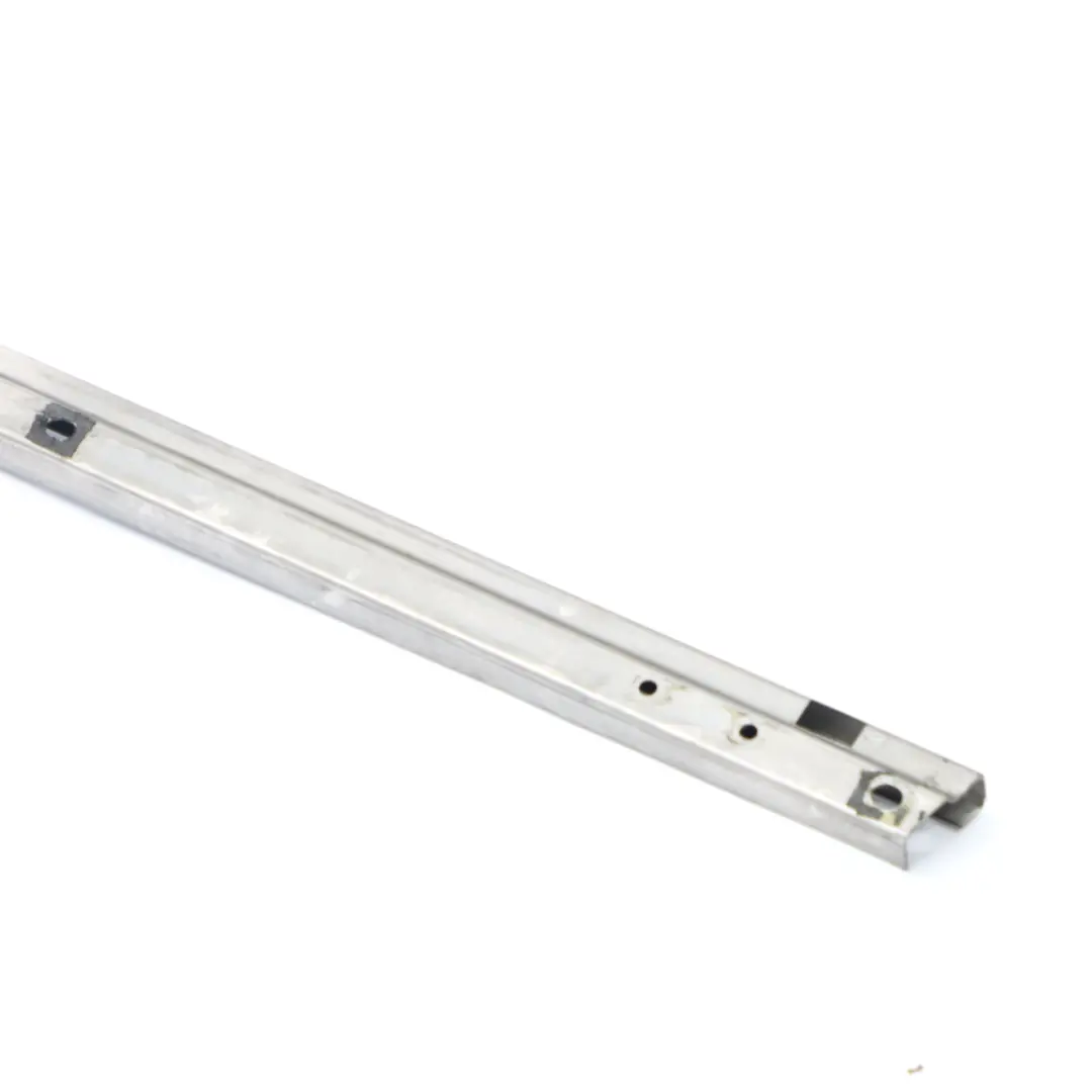 Porta scorrevole posteriore destra Guida inferiore per Mercedes W639 con numero di parte A6397600335 Mercedes W639 Porta scorrevole posteriore destra Guida inferiore - SKU A6397600335 - Numero di parte A6397600335