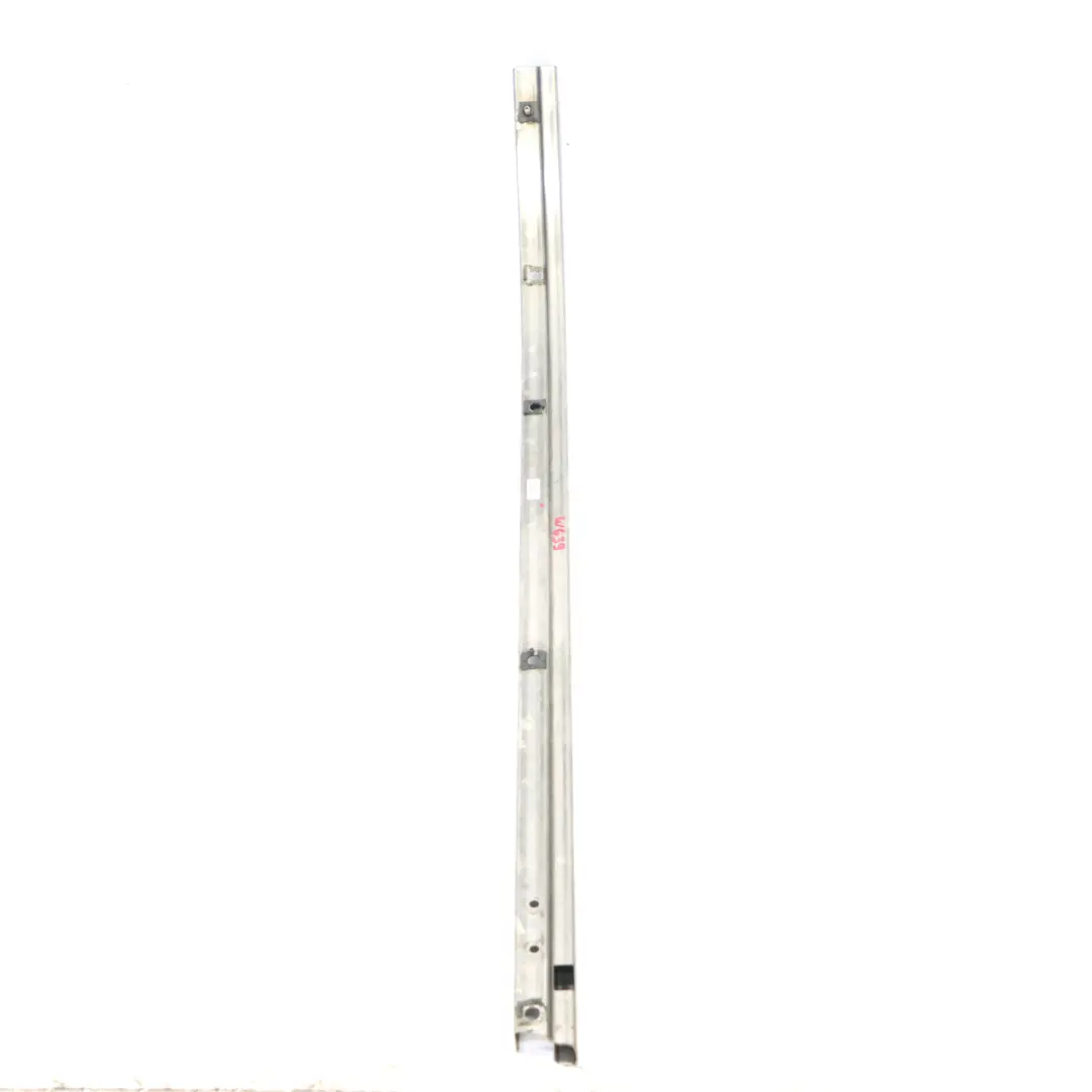 Barra inferior puerta corredera trasera derecha para Mercedes Vito W639 con número de pieza A6397600335 Mercedes Vito W639 Barra inferior puerta corredera trasera derecha - SKU A6397600335 - Número de pieza A6397600335