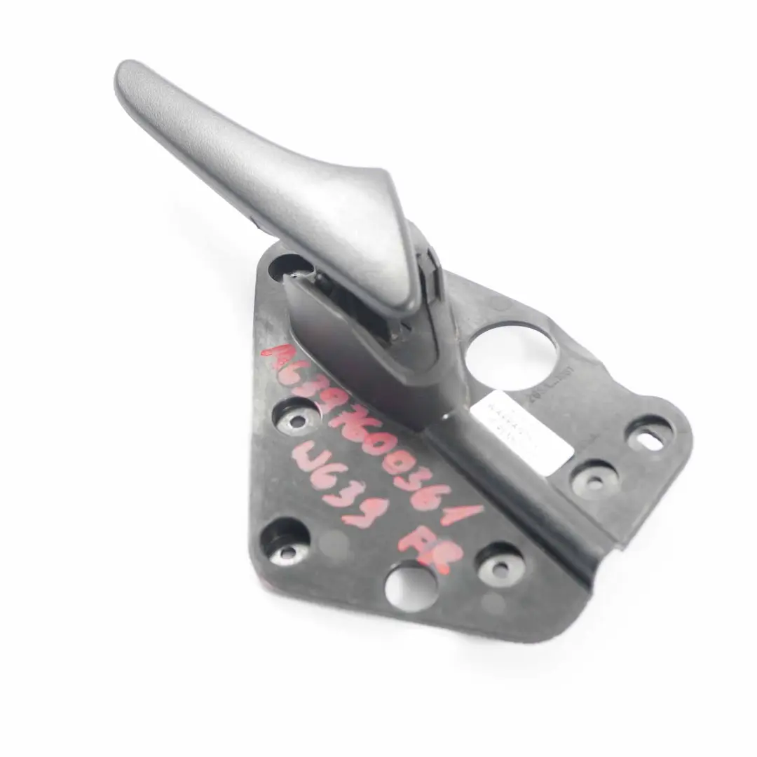 Asidero tarjeta puerta Agarre Interior Delantero Derecho para Mercedes Vito W639 con número de pieza A6397600361 Mercedes Vito W639 Asidero tarjeta puerta Agarre Interior Delantero Derecho - SKU A6397600361 - Número de pieza A6397600361