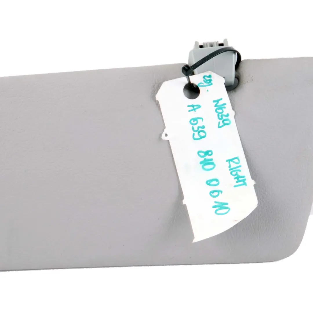 Garniture de pare-soleil a droite en gris pour Mercedes Vito Viano W639 à propos du numéro de pièce A6398100610 Mercedes Vito Viano W639 Garniture de pare-soleil a droite en gris - SKU A6398100610 - Numéro de pièce A6398100610