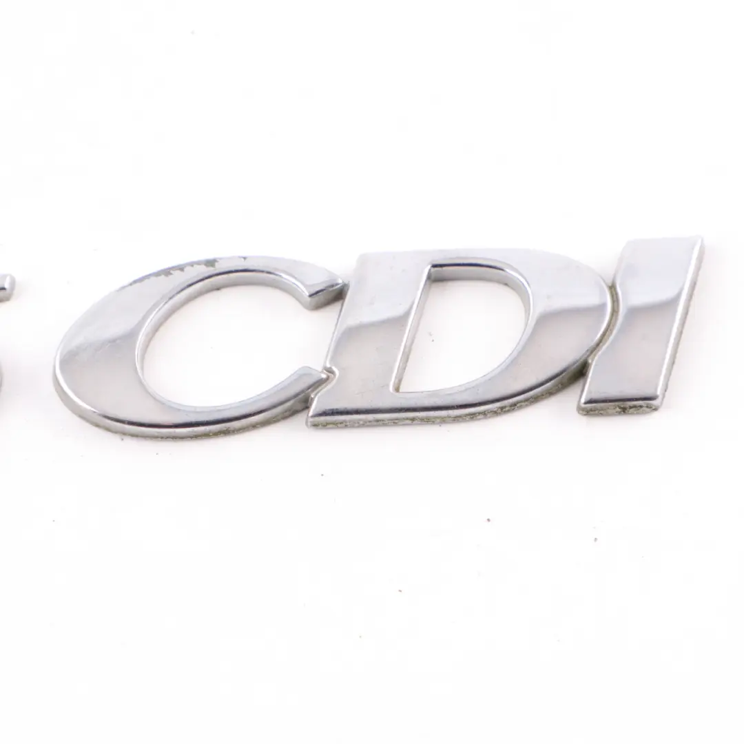 Emblema Baule Porta Posteriore Lettera Aderente per Mercedes Vito W639 115 CDI con numero di parte A6398170314 Mercedes Vito W639 115 CDI Emblema Baule Porta Posteriore Lettera Aderente - SKU A6398170314 - Numero di parte A6398170314
