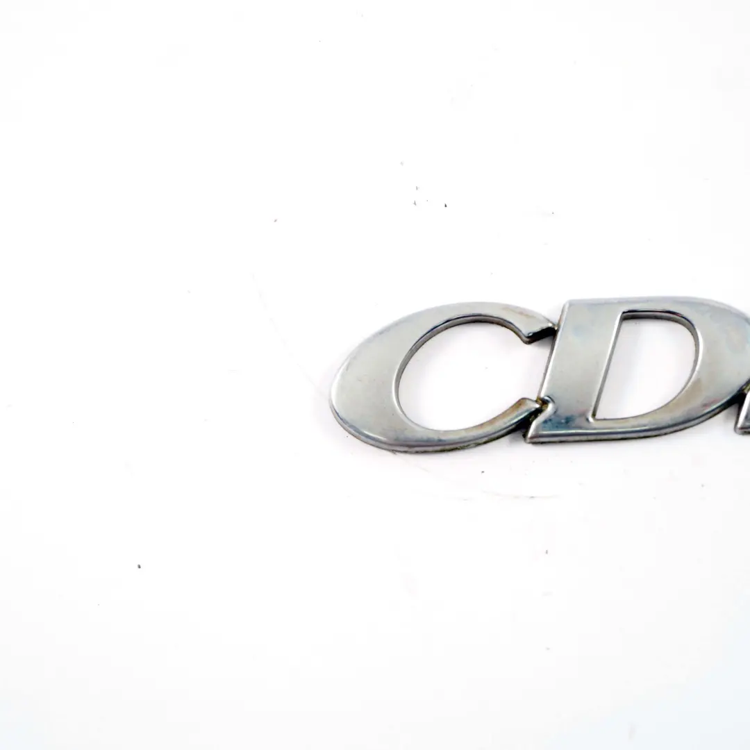 Emblema Bagagliaio Diesel Portellone Posteriore Aderito CDI per Mercedes W639 con numero di parte A6398171114 Mercedes W639 Emblema Bagagliaio Diesel Portellone Posteriore Aderito CDI - SKU A6398171114 - Numero di parte A6398171114