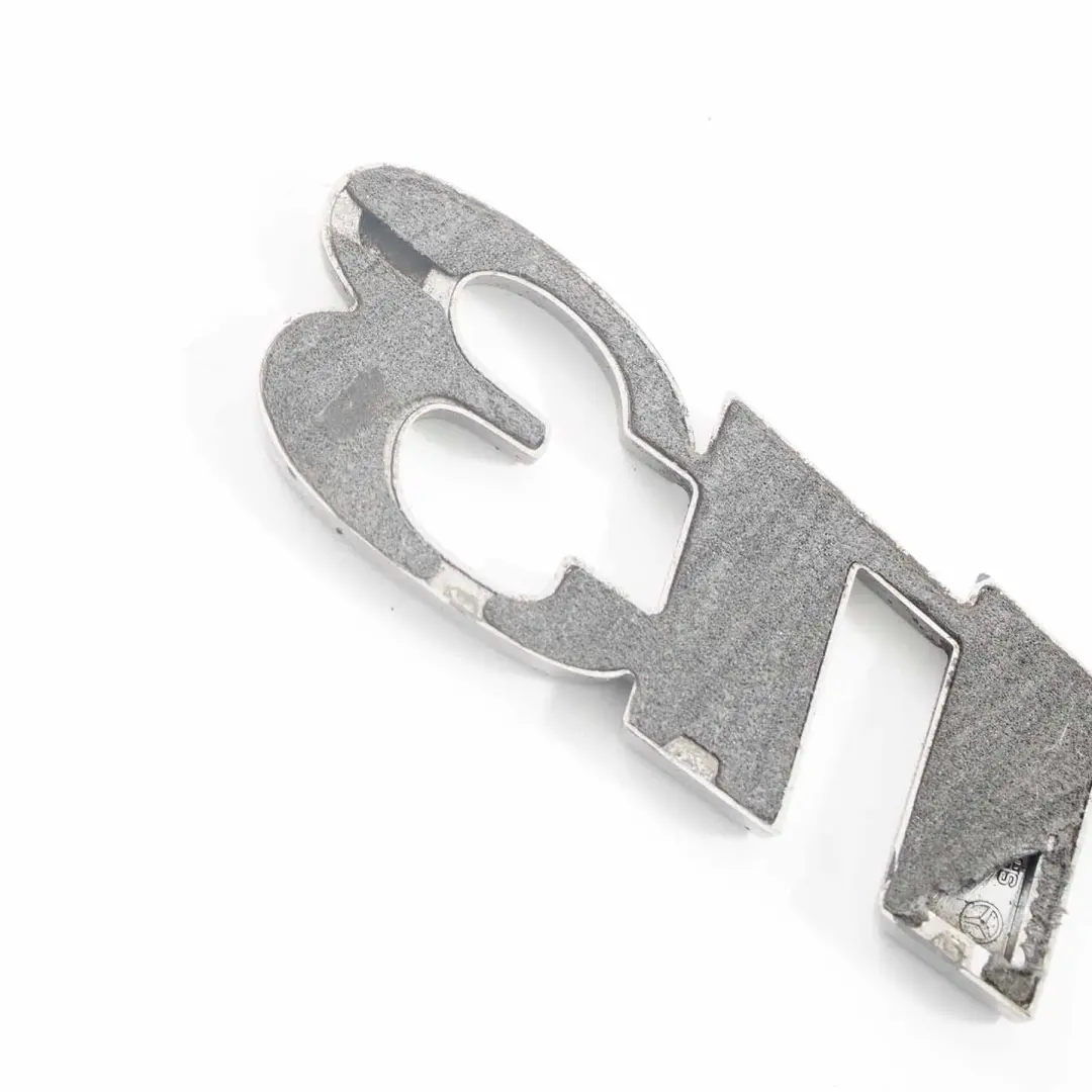 Emblema Bagagliaio Portellone Posteriore Lettere 113 per Mercedes W639 con numero di parte A6398173814 Mercedes W639 Emblema Bagagliaio Portellone Posteriore Lettere 113 - SKU A6398173814 - Numero di parte A6398173814