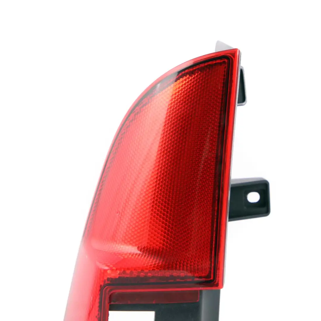 Reflexion de la porte arriere gauche pour Mercedes Vito W639 à propos du numéro de pièce A6398202064 Mercedes Vito W639 Reflexion de la porte arriere gauche - SKU A6398202064 - Numéro de pièce A6398202064