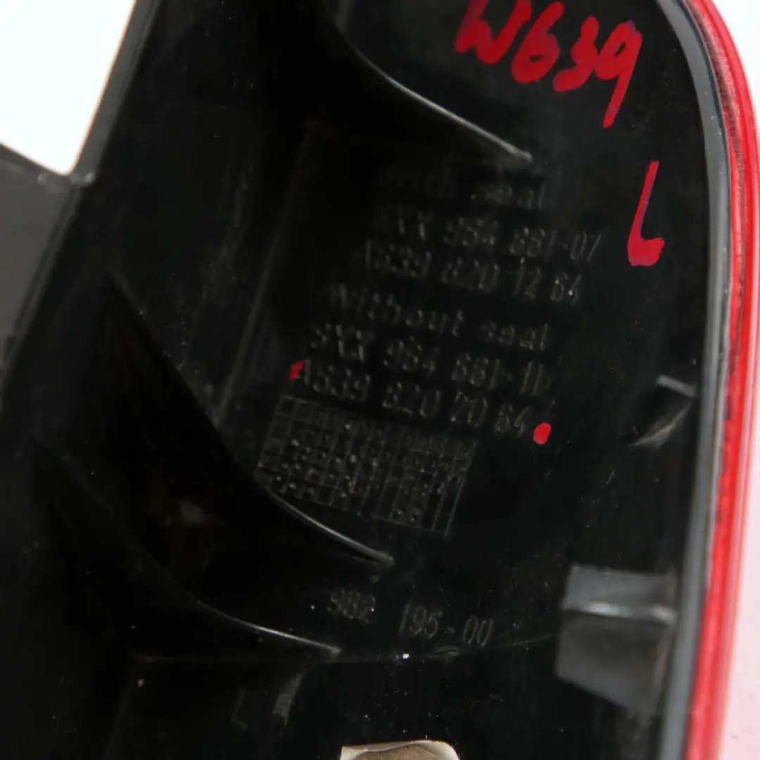 Reflexion de la porte arriere gauche pour Mercedes Vito W639 à propos du numéro de pièce A6398202064 Mercedes Vito W639 Reflexion de la porte arriere gauche - SKU A6398202064 - Numéro de pièce A6398202064