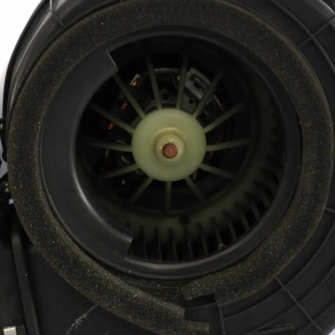 Ventilateur chauffage arrière climatisation Matrix pour Mercedes W639 à propos du numéro de pièce A6398304460 Mercedes W639 Ventilateur chauffage arrière climatisation Matrix - SKU A6398304460 - Numéro de pièce A6398304460