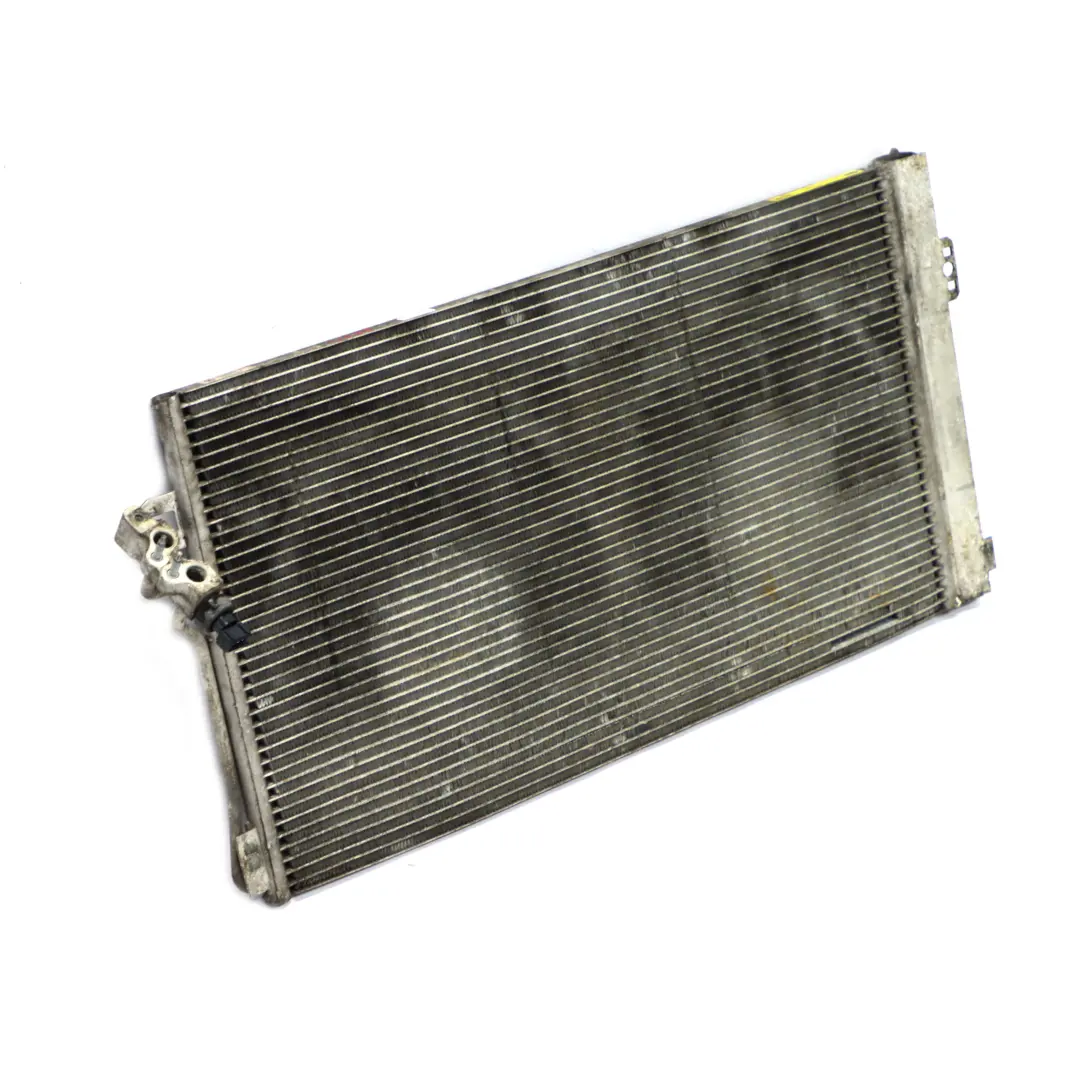 condizionata raffreddamento radiatore condensatore A/C per Mercedes W639 con numero di parte A6398350270 Mercedes W639 condizionata raffreddamento radiatore condensatore A/C - SKU A6398350270 - Numero di parte A6398350270