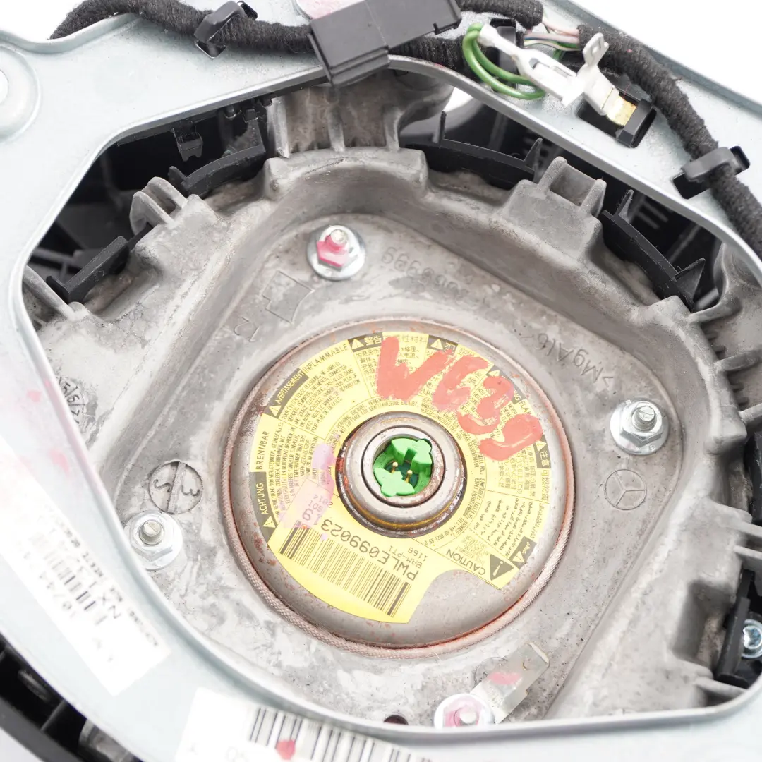 Airbag Módulo de Aire Bolsa Negro para Mercedes Vito Viano W639 Volante con número de pieza A6398602502 Mercedes Vito Viano W639 Volante Airbag Módulo de Aire Bolsa Negro - SKU A6398602502 - Número de pieza A6398602502