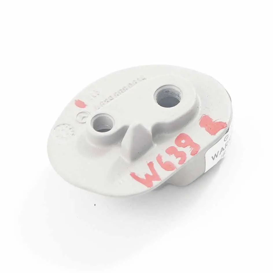 Hak Siatki Bagażnika Prawy do Mercedes Vito W639 o numerze A6398680814 Mercedes Vito W639 Hak Siatki Bagażnika Prawy - SKU A6398680814 - Numer Części A6398680814