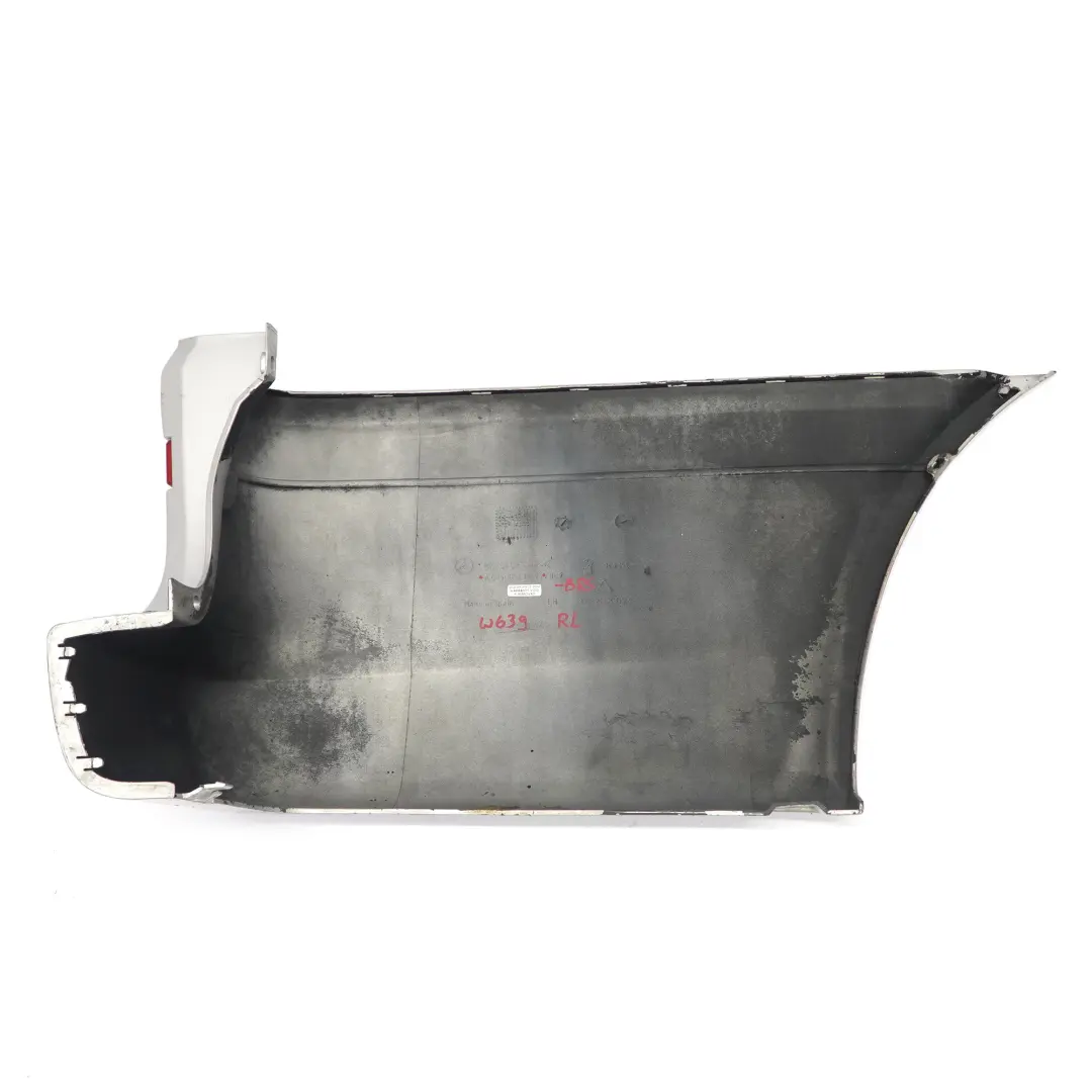 Stoßstange hinten links Eckverkleidung Brillant Silber - 9744 für Mercedes Vito W639 mit Teilenummer A6398801871 Mercedes Vito W639 Stoßstange hinten links Eckverkleidung Brillant Silber - 9744 - SKU A6398801871-BRS - Teilenummer A6398801871